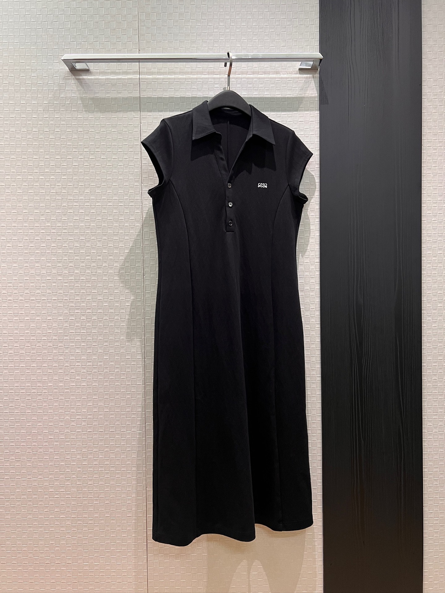 NO:797612,New Loewe embroidered lapel sleeves long skirt, polo collar T skirt, straight version, rear slit, casual and not attractive, must-have for age reduction, black gray S-XL,,loewe,skirts,19860909新款Loewe刺绣翻领包袖长裙 polo领T裙直筒版型 后摆开叉休闲不挑人 减龄必备 黑色灰色 S-XL,,loewe,skirts,,Women's clothing
