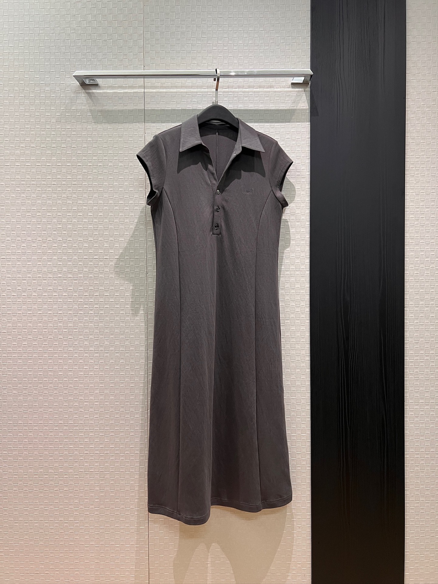 NO:797606,New Loewe embroidered lapel sleeves long skirt, polo collar T skirt, straight version, rear slit, casual and not attractive, must-have for age reduction, black gray S-XL,,loewe,skirts,19860909新款Loewe刺绣翻领包袖长裙 polo领T裙直筒版型 后摆开叉休闲不挑人 减龄必备 黑色灰色 S-XL,,loewe,skirts,,Women's clothing