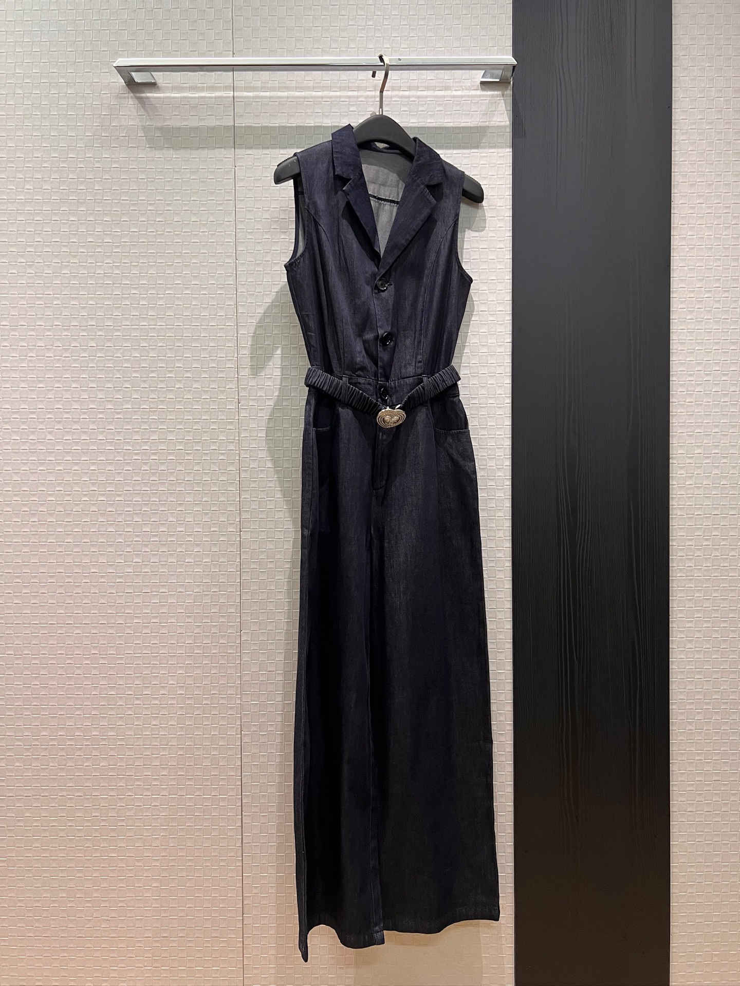 NO:797600,New style sleeveless Tencel denim jumpsuit with suit collar, wide leg pants with double C love elastic waistband decoration, slim fit and full of aura, A and sassy, ​​sweet, cool and handsome SML,,business suit,19860909新款西装领无袖天丝牛仔连体裤 阔腿裤搭配双C爱心松紧腰带装饰 修身显瘦气场全开 又A又飒 甜酷帅气 SML,,business suit,,Women's clothing