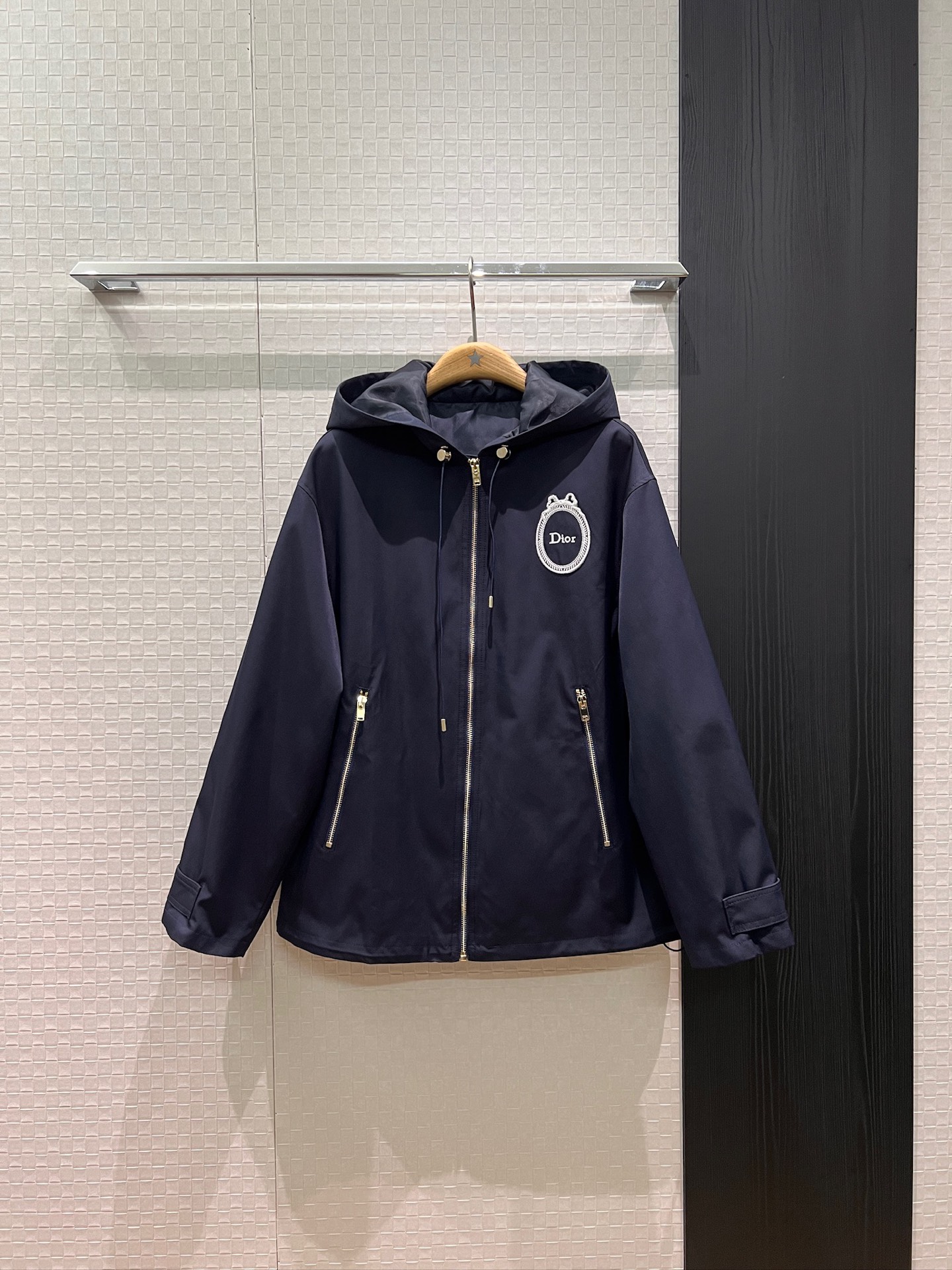 NO:797594,New Liu Yuxin's same style. Embroidered logo badge on the chest. Loose hooded windbreaker with non-detachable hood. The hem can be drawn with a drawstring to tighten the waist. Hardware accessories are molded. Fashionable and casual. Versatile for age reduction. Dark blue khaki S-XL,,jackets & coats,hats,19860909新款刘雨昕同款 胸前刺绣logo徽章装饰 连帽宽松风衣外套帽子不可拆 下摆可抽绳收腰 五金配件开模 时尚休闲 减龄百搭 深蓝卡其 S-XL,,jackets & coats,hats,,Women's clothing