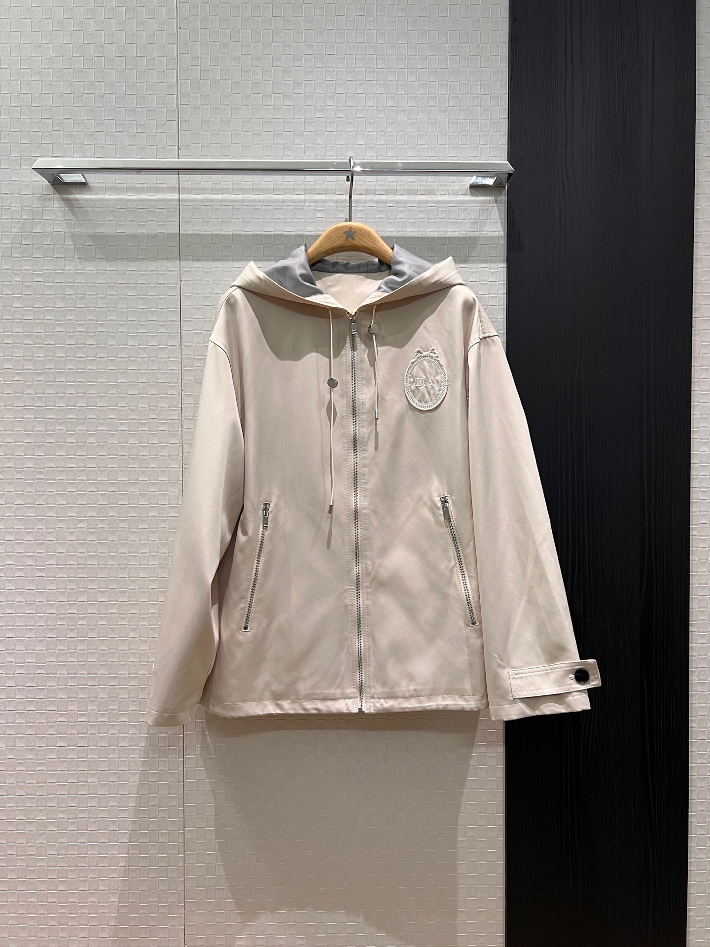 NO:797590,New Liu Yuxin's same style. Embroidered logo badge on the chest. Loose hooded windbreaker with non-detachable hood. The hem can be drawn with a drawstring to tighten the waist. Hardware accessories are molded. Fashionable and casual. Versatile for age reduction. Dark blue khaki S-XL,,jackets & coats,hats,19860909新款刘雨昕同款 胸前刺绣logo徽章装饰 连帽宽松风衣外套帽子不可拆 下摆可抽绳收腰 五金配件开模 时尚休闲 减龄百搭 深蓝卡其 S-XL,,jackets & coats,hats,,Women's clothing