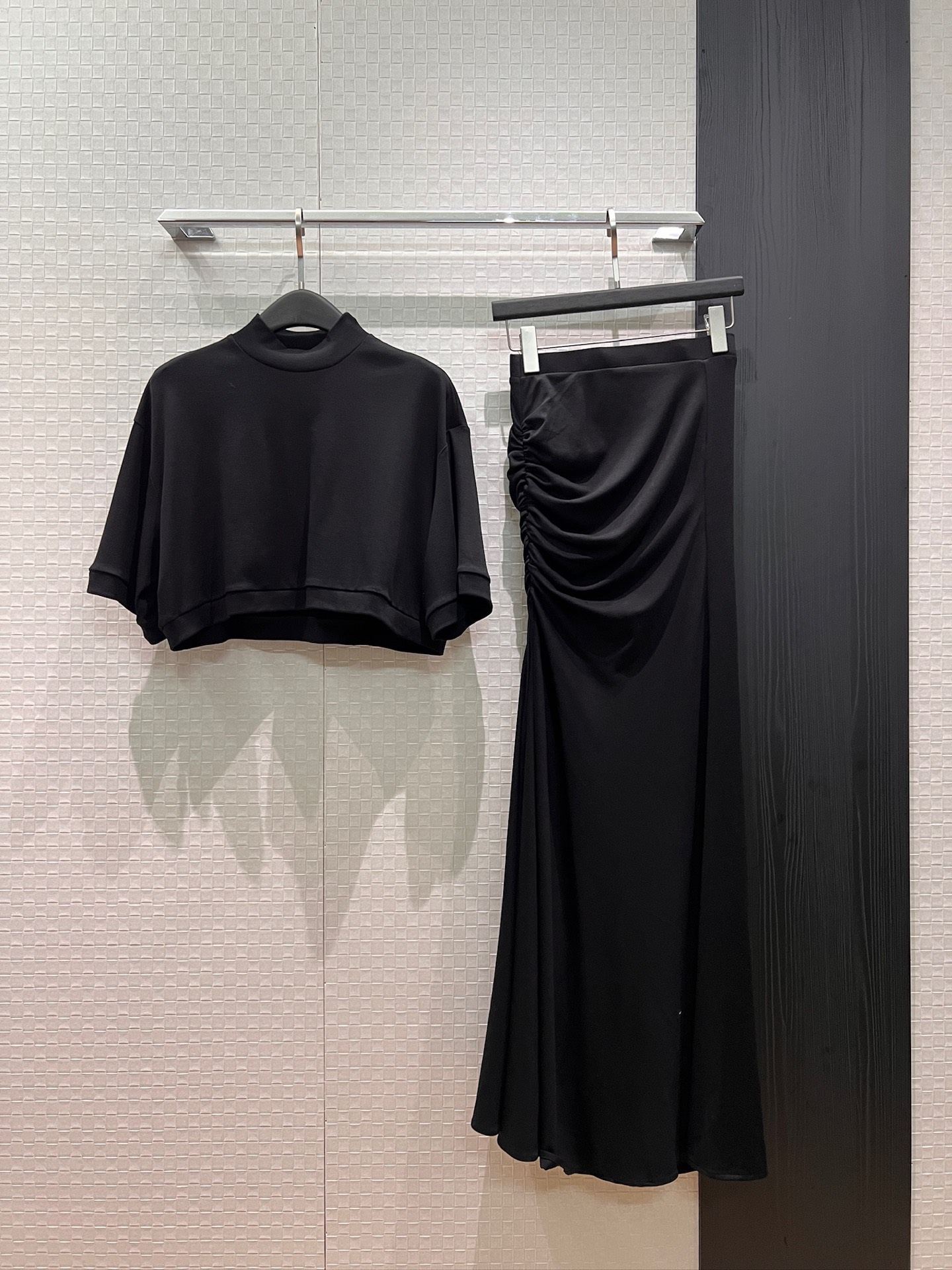 NO:798362,New model of small turtleneck, half-sleeved, short T-shirt top, irregular pleated hip-hugging fishtail skirt, long skirt, elegant temperament, royal-female style suit, SML,,skirts,tees,t-shirt,19860909新款小高领半袖短款T恤上衣不规则褶皱包臀鱼尾半裙 长裙优雅气质 御女范套装出 SML,,skirts,tees，t-shirt,,Women's clothing