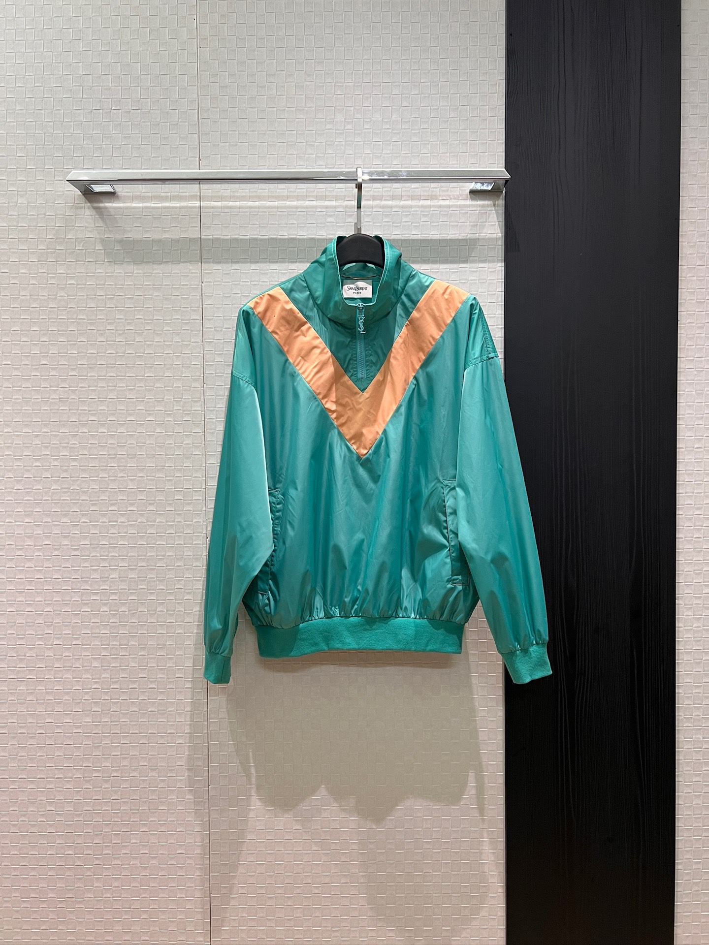 NO:798356,New show style, contrasting color splicing, half-zip high collar decoration, loose sports jacket top for sun protection vacation, fashionable and simple, elastic hem, handsome personality, SML,,jackets & coats,19860909新款秀款 撞色拼接半拉链高领装饰 宽松运动外套上衣防晒度假 时尚简约 下摆松紧 个性帅气SML,,jackets & coats,,Women's clothing