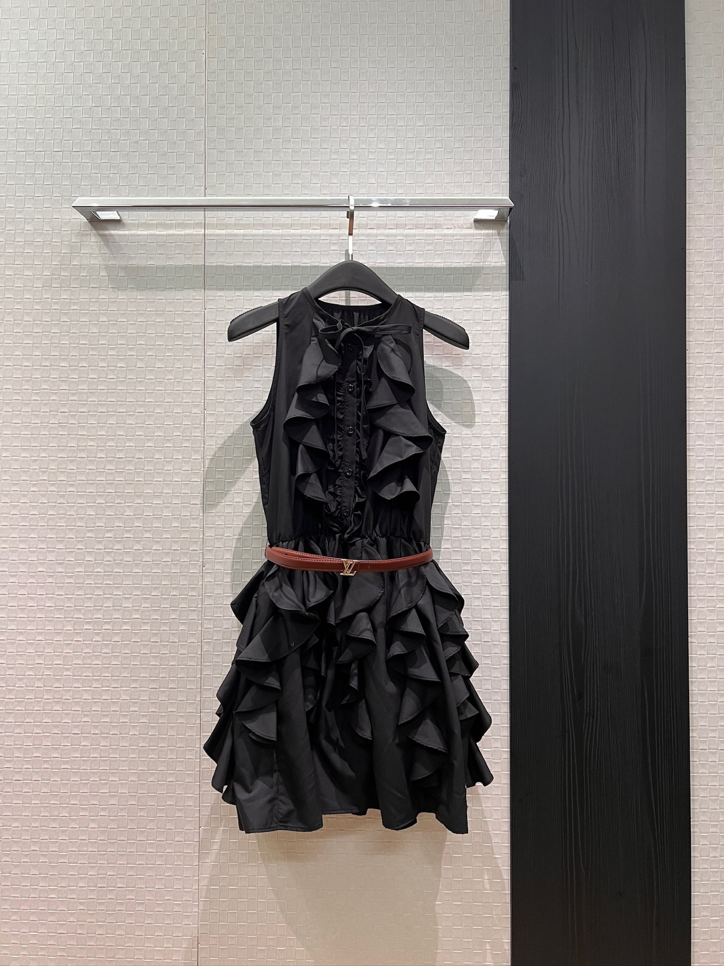 NO:798344,New heavy industry ruffled lace splicing round neck sleeveless vest dress with lace-up buckle decoration at the neck. Multi-piece tailoring and splicing cake skirt delivery belt. Sweet and elegant temperament to reduce age. Pink/black S-XL,,skirts,19860909新款重工荷叶花边拼接圆领无袖背心连衣裙 领口系带开扣装饰 多片剪裁拼接蛋糕裙配送腰带 气质甜美优雅减龄 粉色/黑色 S-XL,,skirts,,Women's clothing