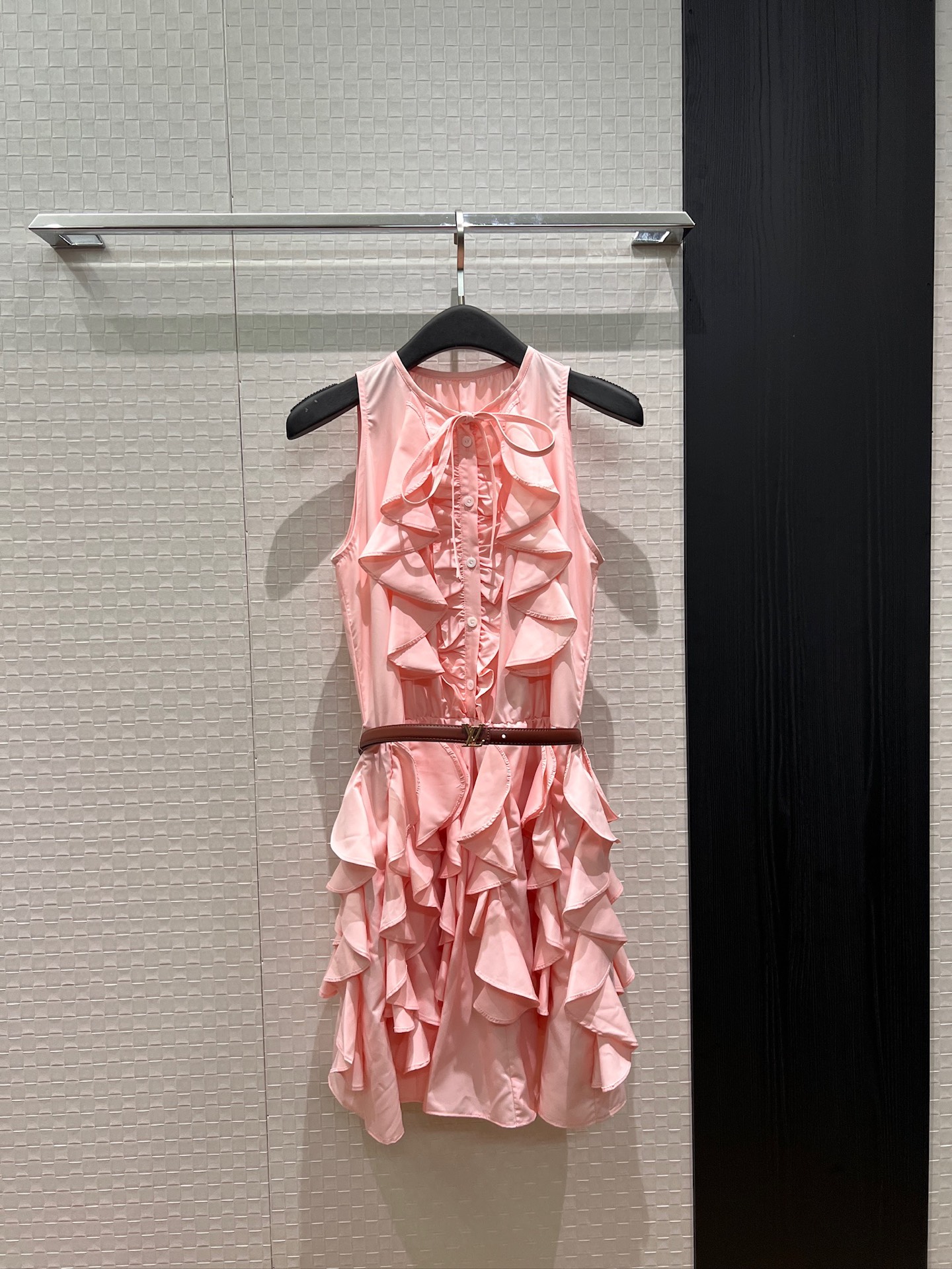 NO:798348,New heavy industry ruffled lace splicing round neck sleeveless vest dress with lace-up buckle decoration at the neck. Multi-piece tailoring and splicing cake skirt delivery belt. Sweet and elegant temperament to reduce age. Pink/black S-XL,,skirts,19860909新款重工荷叶花边拼接圆领无袖背心连衣裙 领口系带开扣装饰 多片剪裁拼接蛋糕裙配送腰带 气质甜美优雅减龄 粉色/黑色 S-XL,,skirts,,Women's clothing