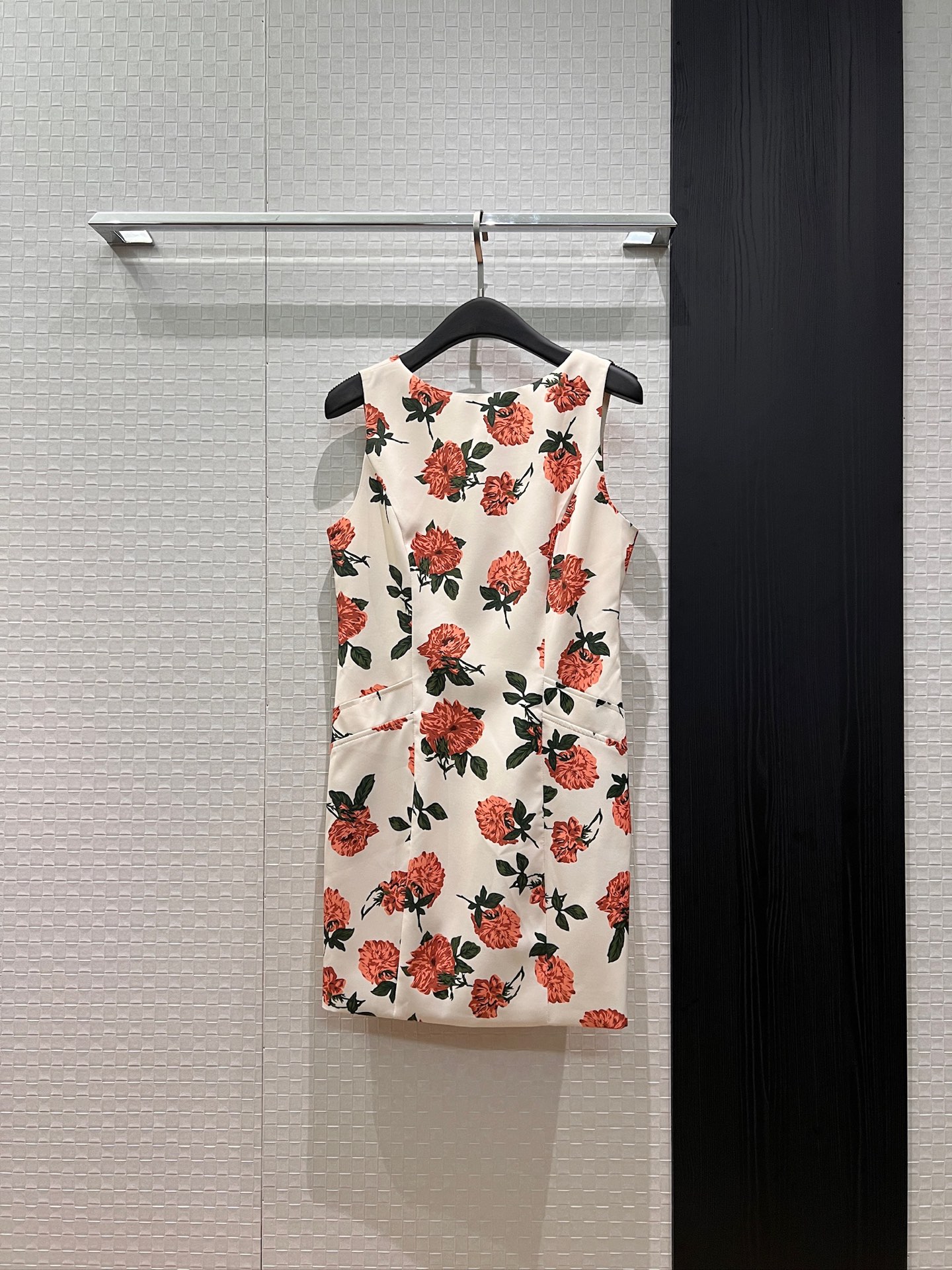 NO:798357,New French retro floral sleeveless round neck tank top dress with three-dimensional tailoring, simple waist, slimming and slimming, pockets on both sides for vacation, elegant temperament SML,,skirts,19860909新款法式复古花卉无袖圆领背心连衣裙立体剪裁 简约收腰 修身显瘦 两侧有口袋度假减龄 气质优雅 SML,,skirts,,Women's clothing