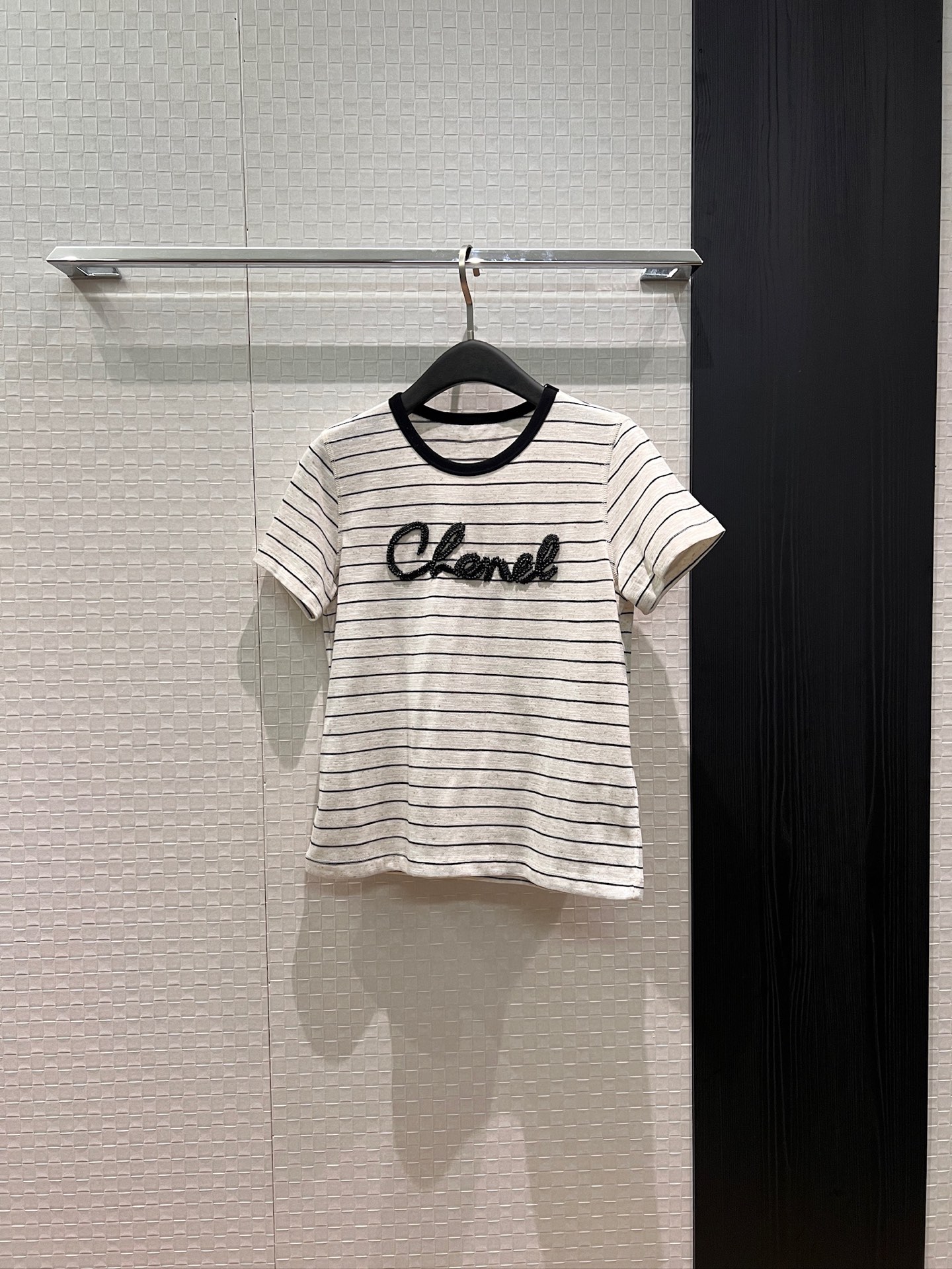 NO:798349,New heavy industry beaded letter striped T-shirt, Lyocell fabric letter logo, exquisite and age-reducing, casual and versatile SML, tees, t-shirt,19860909新款重工钉珠字母条纹T恤 莱赛尔面料字母logo 精致减龄 休闲百搭SML,,tees，t-shirt,,Women's clothing