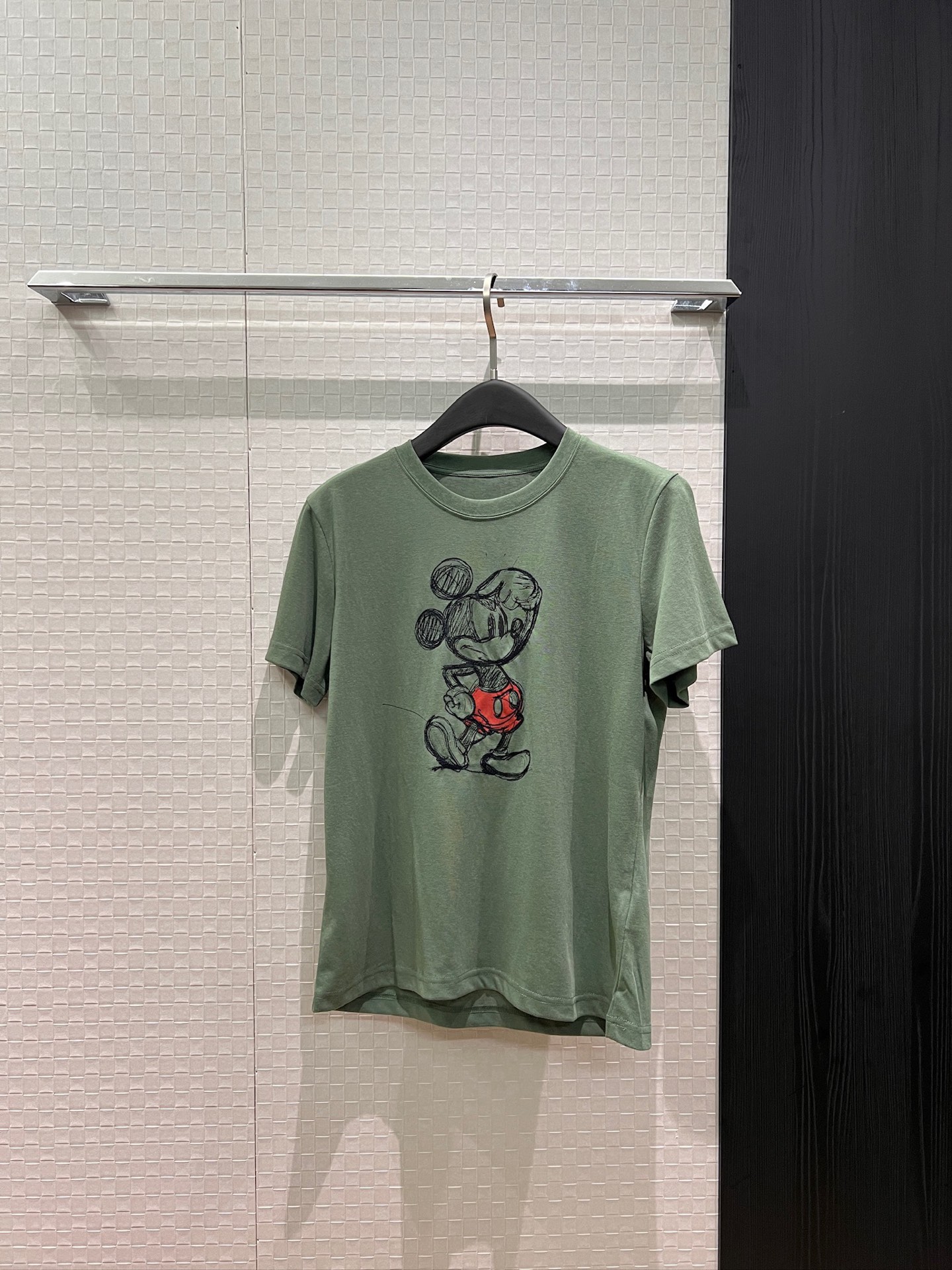 NO:798353,New Mickey hand-painted line cartoon T-shirt, cute and versatile, green and white SML,,tees,t-shirt,19860909新款米奇手绘线条卡通T恤 可爱百搭 绿色白色 SML,,tees，t-shirt,,Women's clothing