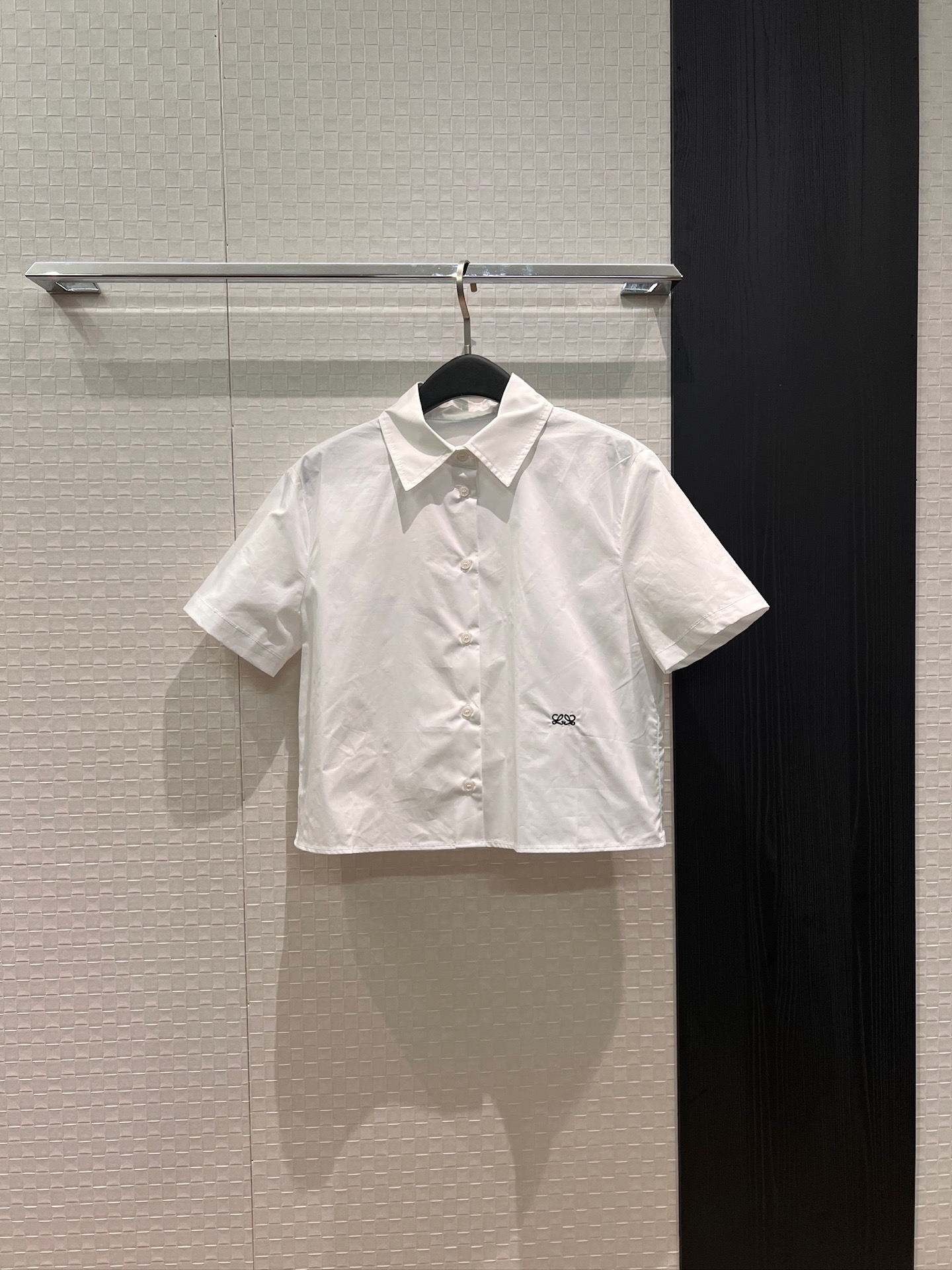 NO:798364,New recommended 26 spring and summer loewe embroidered small logo badge short-sleeved shirt short design, fashionable and age-reducing, sweet and versatile, college style casual SML,,loewe,T-shirt,19860909新款推荐26春夏 loewe刺绣小logo徽章短袖衬衣短款设计 时尚减龄 甜美百搭 学院风休闲SML,,loewe,T-shirt,,Women's clothing