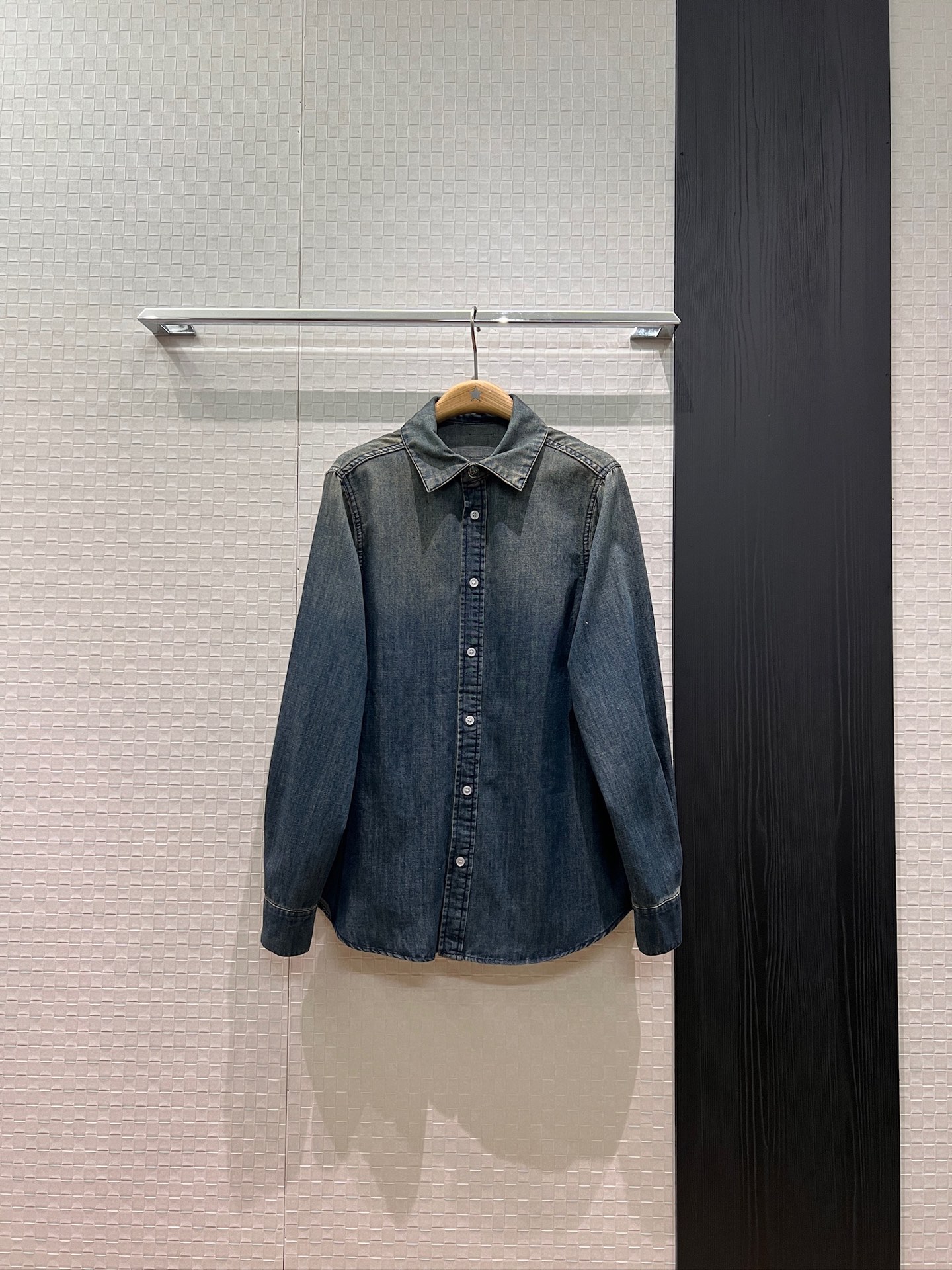 NO:799014,New Wang Churan same style as the show, washed retro blue denim shirt, fashionable and versatile, loose and age-reducing, small leather label with logo on the back, salty or sweet, S-XL,,19860909新款王楚然 秀场同款 洗水复古蓝牛仔衬衣时尚百搭 宽松减龄背后logo小皮标 可盐可甜 S-XL,,,Women's clothing