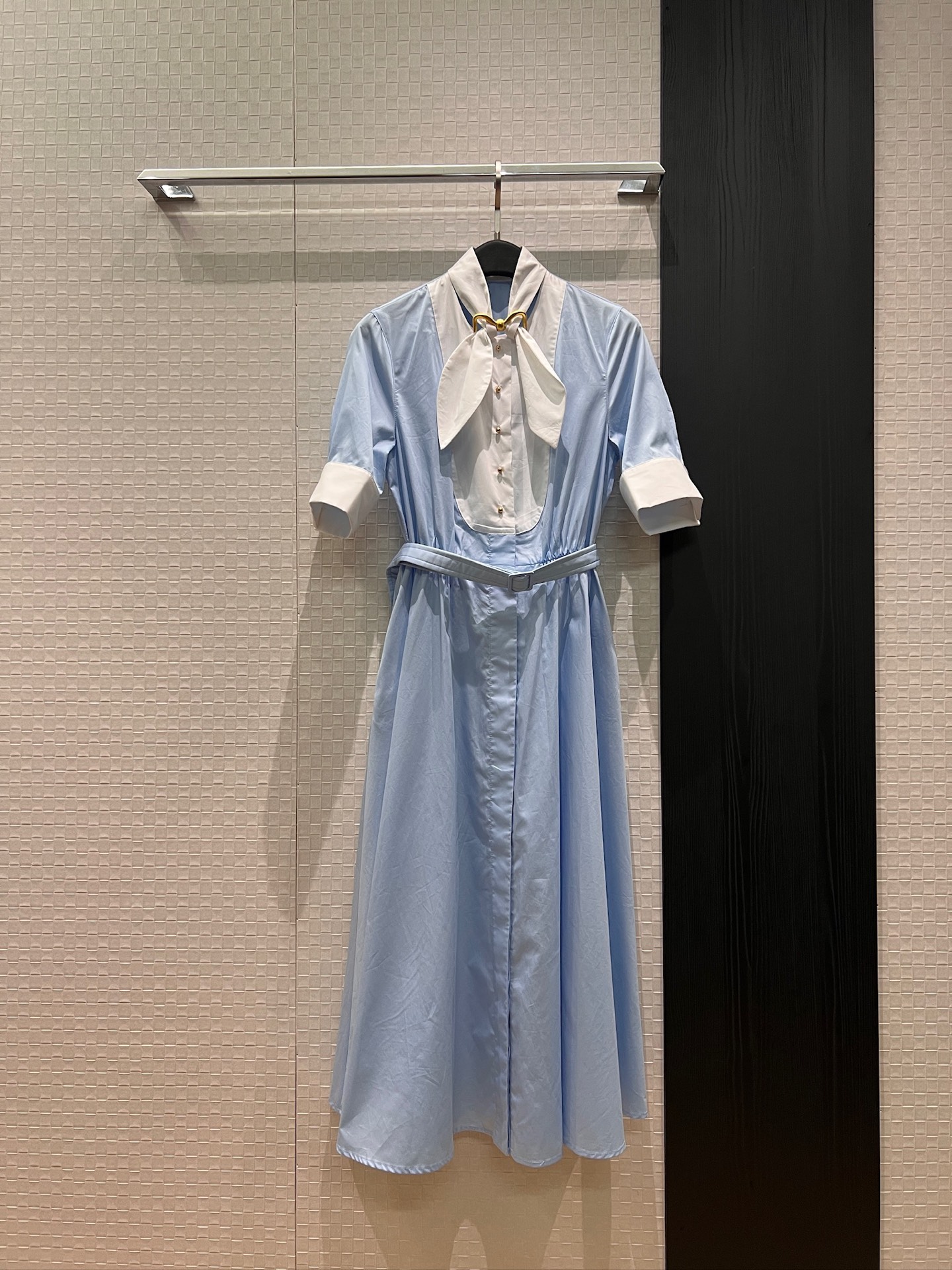 NO:799002,New style small stand-up collar metal bow buckle lace-up color-blocking dress. Long skirt with belt decoration. Pockets on both sides, refreshing and age-reducing. Temperament for commuting. S-XL,,skirts,19860909新款小立领金属蝴蝶结扣系带拼色连衣裙 长裙搭配腰带装饰 两侧有口袋清爽减龄 气质通勤 S-XL,,skirts,,Women's clothing