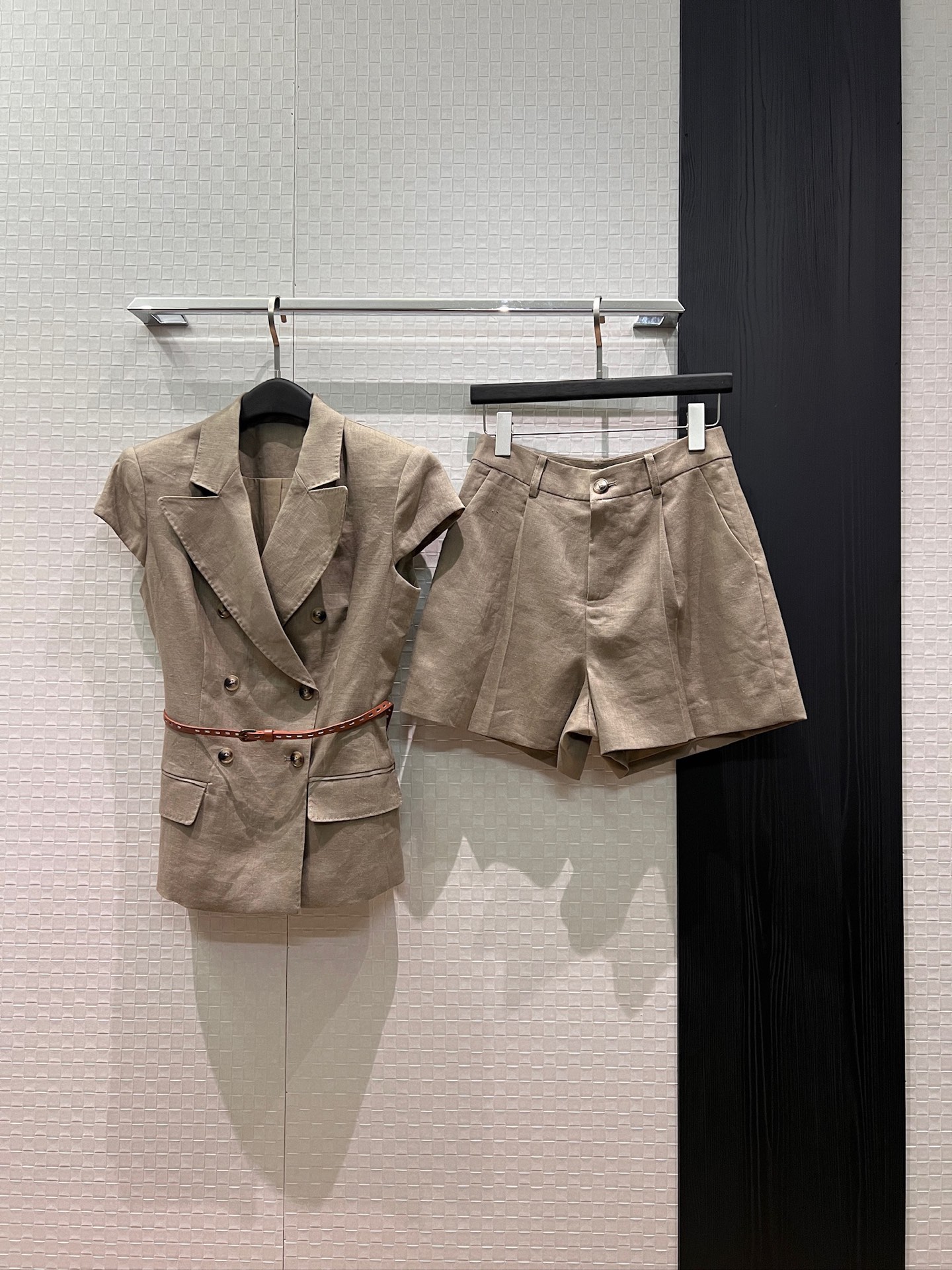 NO:799017,Tops Shorts New Hand Yao bead edge suit collar sleeves linen top linen suit shorts double breasted design delivery belt waist decoration slim fit temperament commuting SML,,shorts,business suit,19860909上衣 短裤 新款手瑶珠边西装领包袖亚麻上衣亚麻西装短裤 双排扣设计 配送腰带收腰装饰修身显瘦 气质通勤 SML,,shorts,business suit,,Women's clothing