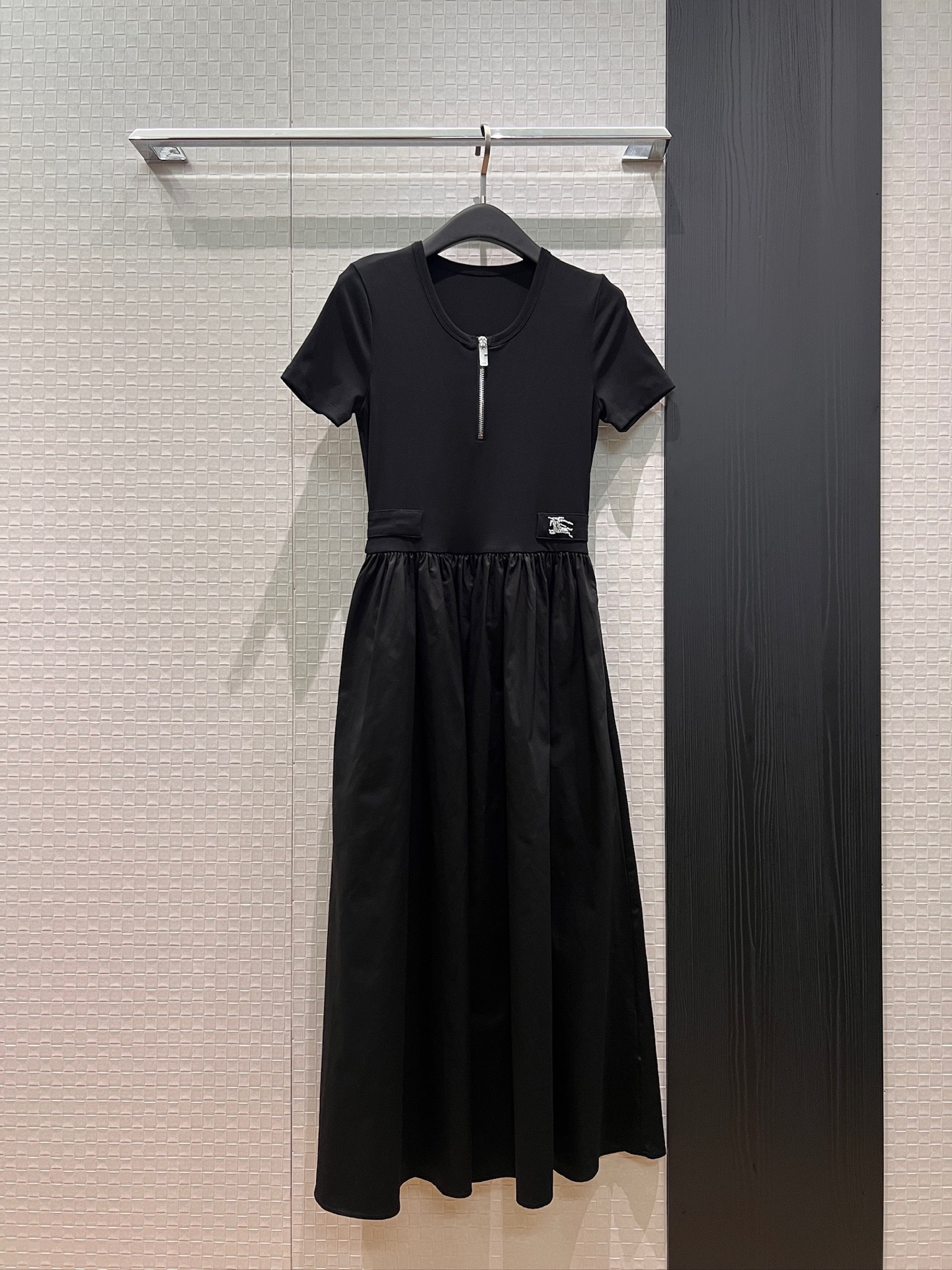 NO:798997,Recommend the new minimalist zipper splicing round neck short-sleeved waist long dress. The waist of the slim-fitting dress is decorated with embroidered logo and horse badge. There are pockets on both sides. Sweet and casual. Cute and age-reducing black and white. SML, skirts, T-shirt,19860909推荐新款极简拉链拼接圆领短袖收腰长裙 修身连衣裙腰部刺绣logo战马徽章装饰 两侧有口袋 甜美休闲 可爱减龄黑色白色 SML,,skirts,T-shirt,,Women's clothing