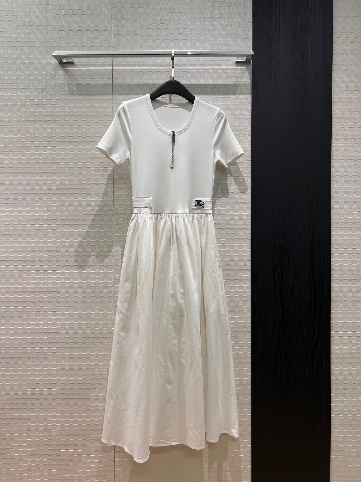 NO:798993,Recommend the new minimalist zipper splicing round neck short-sleeved waist long dress. The waist of the slim-fitting dress is decorated with embroidered logo and horse badge. There are pockets on both sides. Sweet and casual. Cute and age-reducing black and white. SML, skirts, T-shirt,19860909推荐新款极简拉链拼接圆领短袖收腰长裙 修身连衣裙腰部刺绣logo战马徽章装饰 两侧有口袋 甜美休闲 可爱减龄黑色白色 SML,,skirts,T-shirt,,Women's clothing