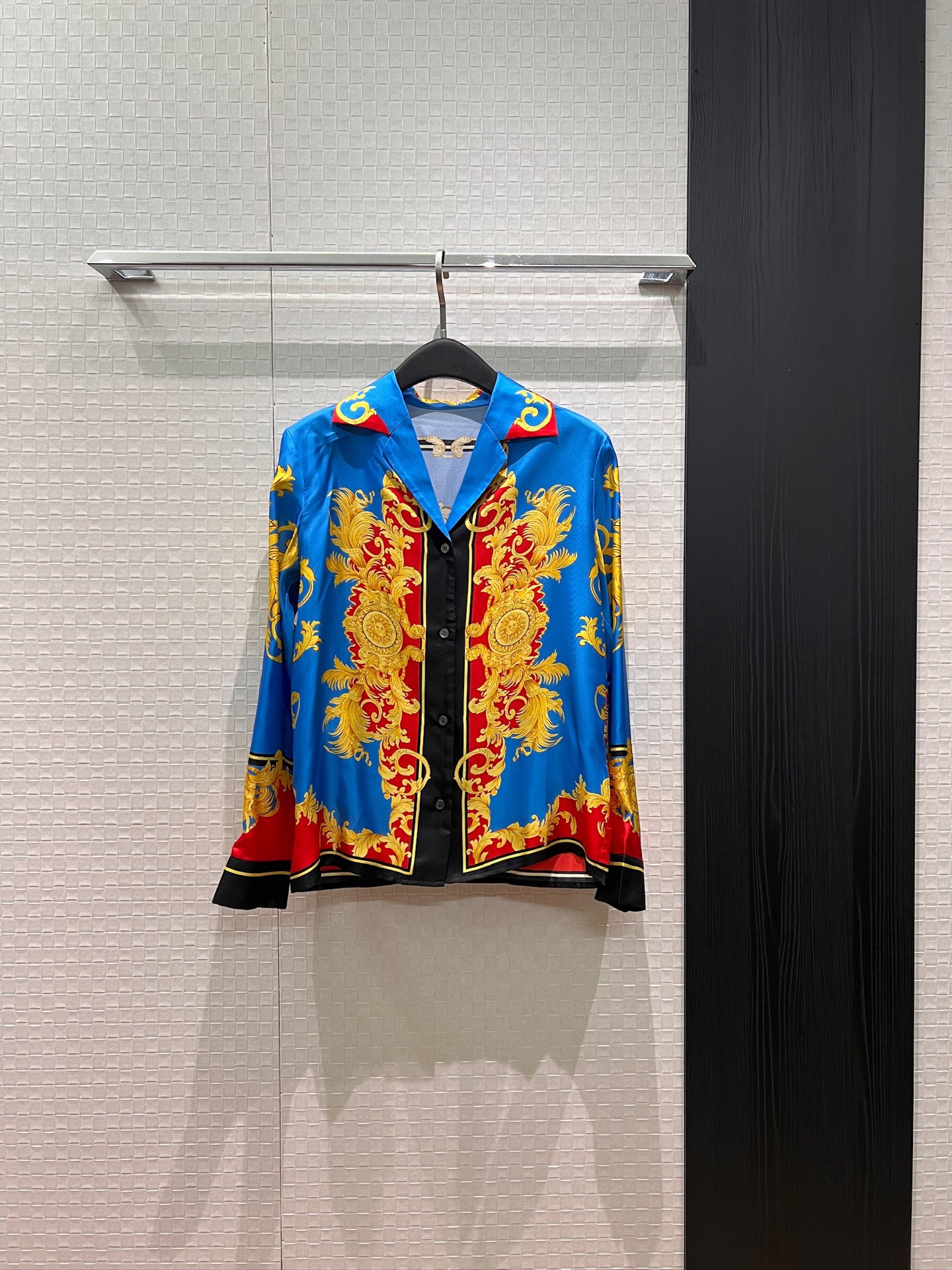NO:799457,New baroque style Queen Medusa positioning printed silk twill shirt Heavy silk simple and fashionable commuting versatile celebrity temperament S-XL,,real silk,19860909新款巴洛克风 美杜莎女王定位印花真丝斜纹衬衣 重磅真丝简约时尚 通勤百搭名媛气质 S-XL,,real silk,,Women's clothing
