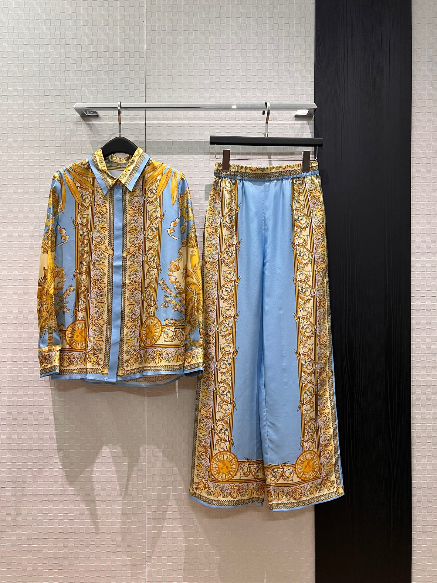 NO:799452,Tops, trousers, new positioning printed silk twill shirt, positioning flower silk wide-leg pants, elastic waist, pockets on both sides, Medusa buttons, age-reducing temperament, can be worn as a set or separately S-XL,,real silk,19860909上衣 裤子新款定位印花真丝斜纹衬衣定位花真丝阔腿裤松紧腰 两侧有口袋 美杜莎扣子 气质减龄 可一套或分开搭 S-XL,,real silk,,Women's clothing