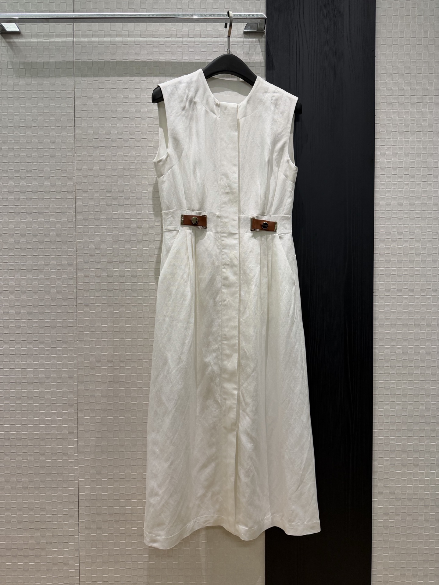 NO:799896,New waistline with leather logo decoration, linen white round neck sleeveless vest dress, buttoned long skirt, three-dimensional waist, pockets on both sides, slimming, temperament and age reduction SML,,skirts,19860909新款腰围拼皮logo装饰 亚麻白色圆领无袖背心连衣裙排扣长裙 立体收腰 两侧有口袋修身显瘦 气质减龄 SML,,skirts,,Women's clothing