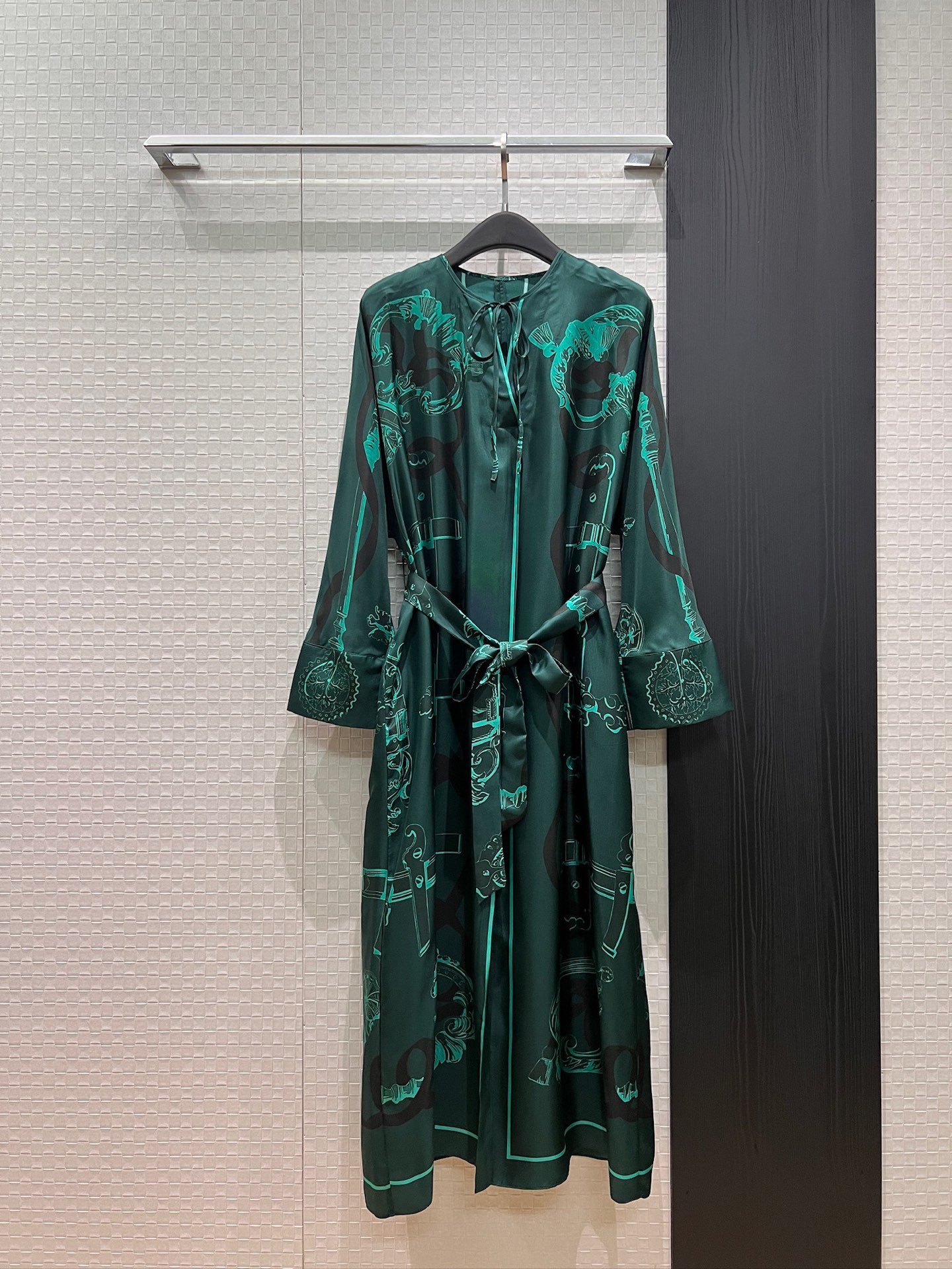 NO:800460,Early spring new positioning printed heavyweight silk twill long-sleeved dress V-neck off-shoulder long dress with lace-up decoration at the neckline Belt to slim the waist Slit at the hem Loose and casual with pockets on both sides Lazy vacation Temperament to reduce age White black green S-XL,,skirts,real silk,19860909早春新款定位印花重磅真丝斜纹长袖连衣裙 V领落肩长裙领口系带装饰 系腰带收腰显瘦 下摆开叉 宽松休闲两侧有口袋 慵懒度假 气质减龄 白色黑色绿色 S-XL,,skirts,real silk,,Women's clothing