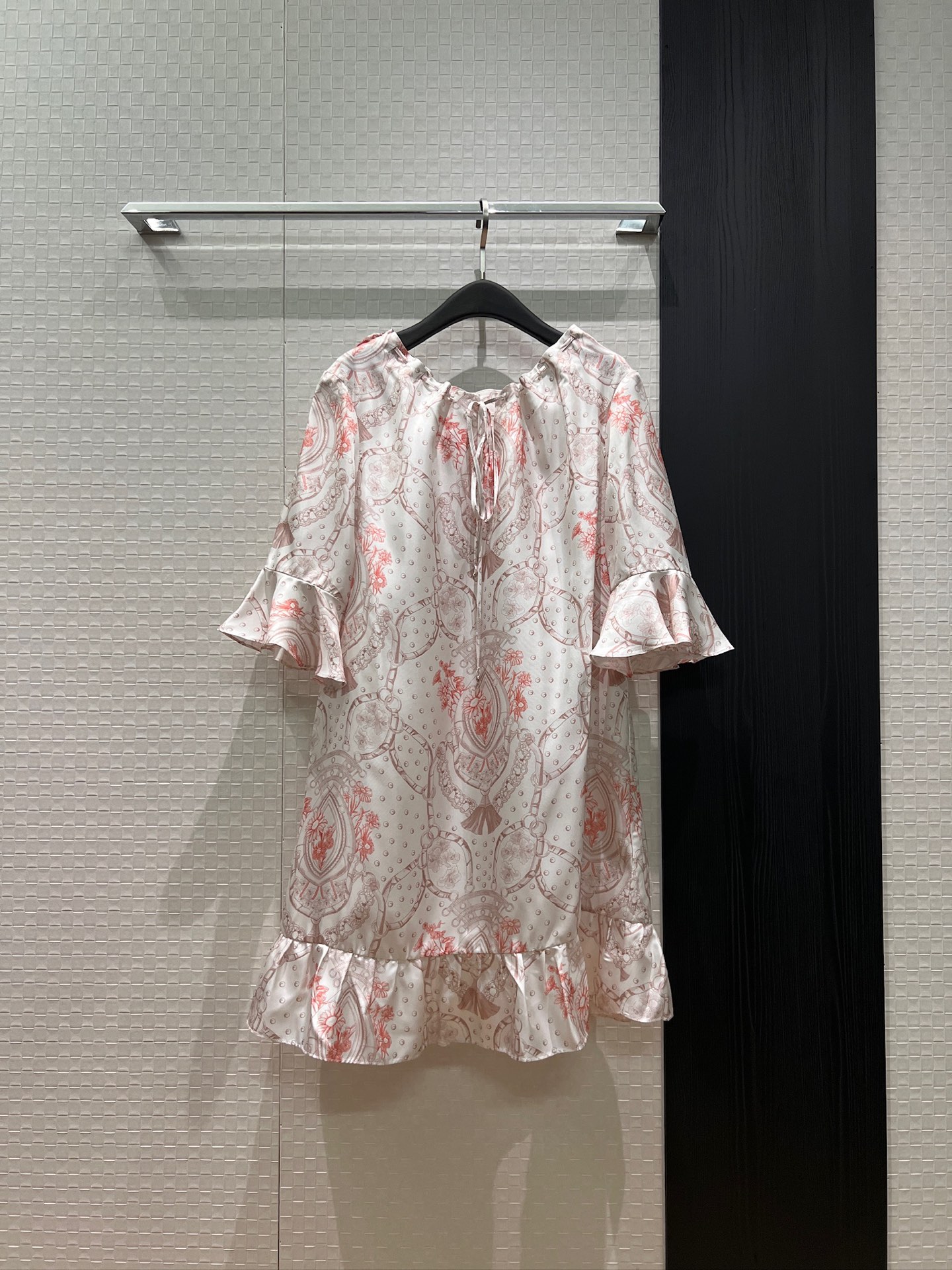 NO:800454,New positioning printed heavyweight silk twill ruffled mid-sleeve dress. Round neck, loose doll-shaped neckline, drawstring lace decoration. Loose, casual and lazy for vacation. Temperament to reduce age. S-XL,,skirts,real silk,19860909新款定位印花重磅真丝斜纹荷叶边中袖连衣裙 圆领宽松娃娃版型领口抽绳系带装饰 宽松休闲慵懒度假 气质减龄 S-XL,,skirts,real silk,,Women's clothing