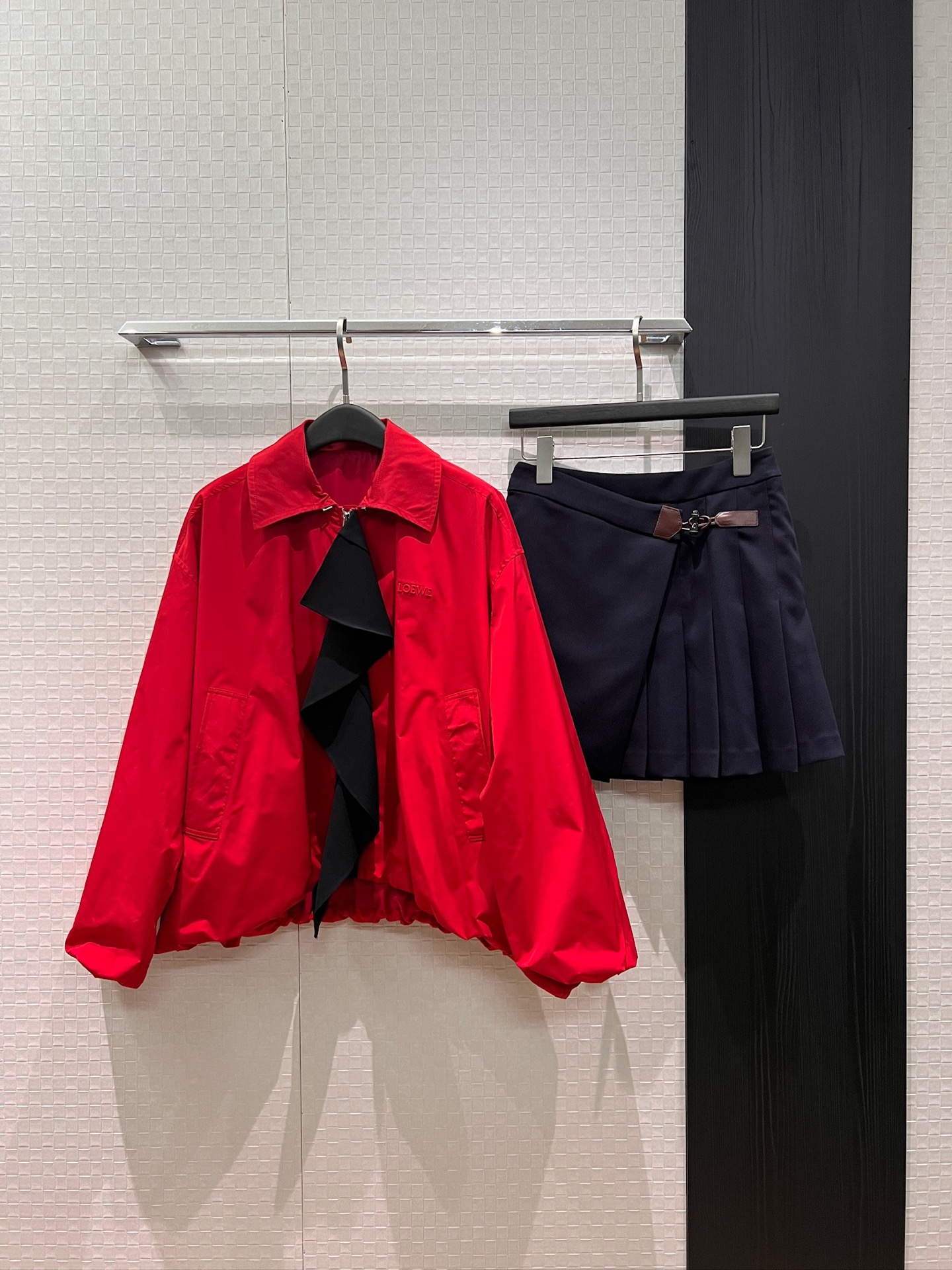 NO:800452,New Chen Duling's same style color-blocked ruffled loose jacket with flower buds at the waist and hem. The three-dimensional logo logo on the chest is handsome and sweet. Casual and versatile. Red and yellow khaki S-XL,,jackets & coats,jackets & coats,19860909新款陈都灵同款 拼色荷叶边宽松夹克外套花苞收腰下摆 胸前立体logo徽标装饰帅气甜酷 休闲百搭 红色黄色卡其 S-XL,,jackets & coats,jackets & coats,,Women's clothing