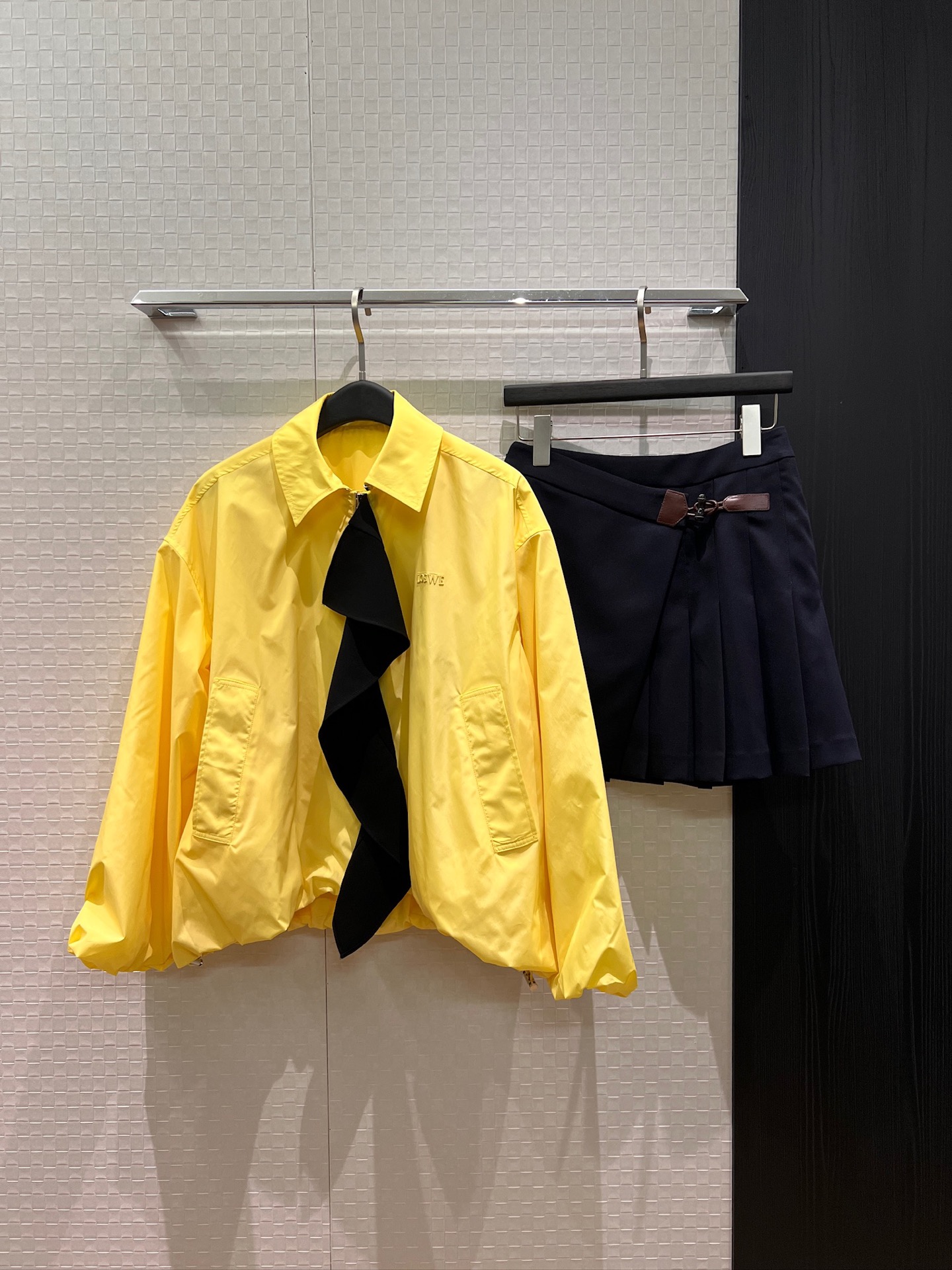 NO:800448,New Chen Duling's same style color-blocked ruffled loose jacket with flower buds at the waist and hem. The three-dimensional logo logo on the chest is handsome and sweet. Casual and versatile. Red and yellow khaki S-XL,,jackets & coats,jackets & coats,19860909新款陈都灵同款 拼色荷叶边宽松夹克外套花苞收腰下摆 胸前立体logo徽标装饰帅气甜酷 休闲百搭 红色黄色卡其 S-XL,,jackets & coats,jackets & coats,,Women's clothing