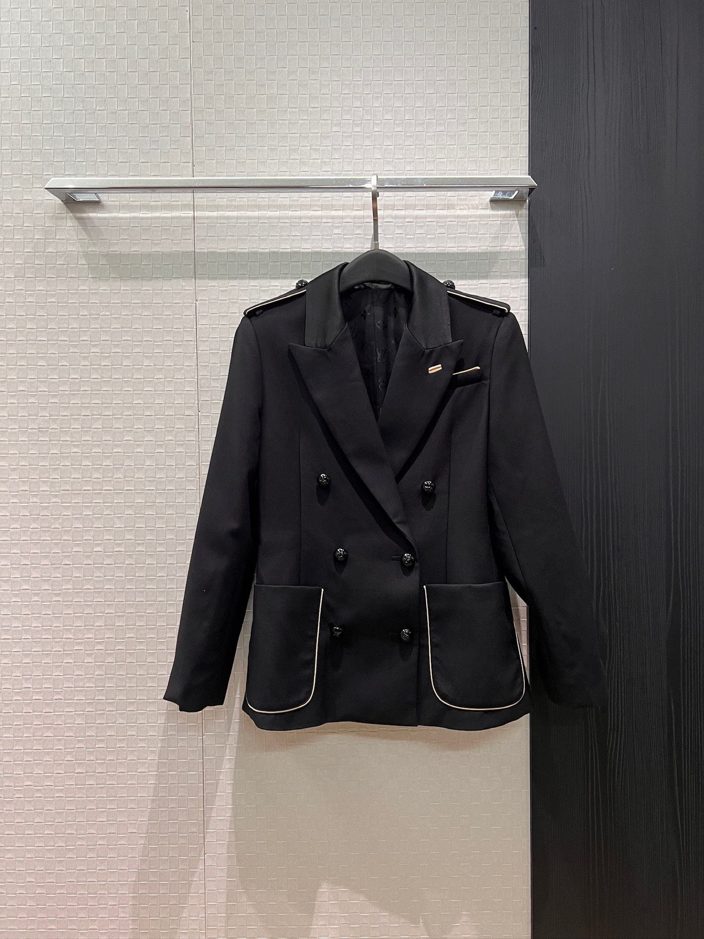 NO:801003,New nautical series, color-blocked epaulette decoration, pockets on both sides of double-breasted suit jacket, molded buttons, old pattern dark pattern jacquard lining, handsome for commuting, casual and versatile S-XL,,jackets & coats,business suit,19860909新款航海系列 拼色边肩章装饰 双排扣西装外套两侧口袋 开模扣子 老花暗纹提花内衬帅气通勤 休闲百搭 S-XL,,jackets & coats,business suit,,Women's clothing