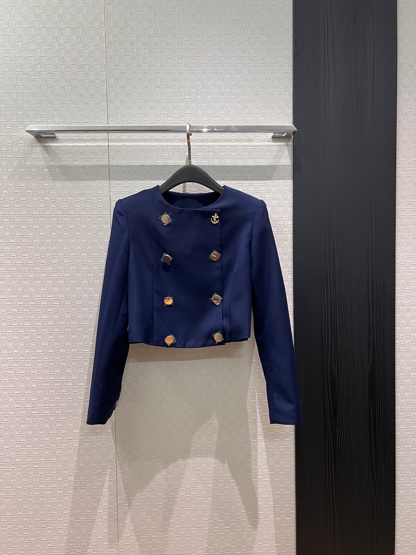NO:800999,New nautical series. Round neck short double-breasted jacket. Anchor buckle hardware. Presbyopic lining. Temperament to reduce age. Versatile for commuting. S-XL,,jackets & coats,19860909新款航海系列 圆领短款双排扣外套船锚扣五金 老花内衬气质减龄 通勤百搭 S-XL,,jackets & coats,,Women's clothing