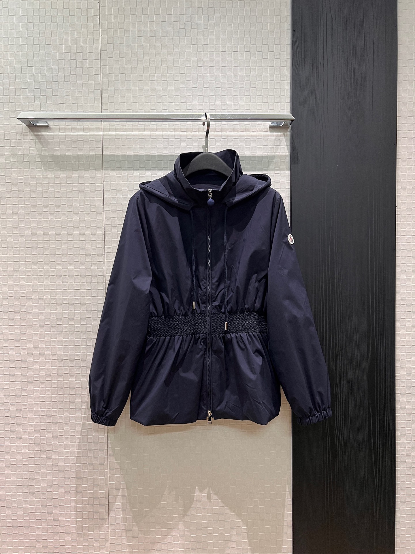 NO:804381,New style hooded windbreaker jacket with heavy-duty collar, elastic waist design and pockets on both sides. Classic logo armband decoration. Windproof and sun protection. Casual, loose and sporty to reduce age. Pink, dark blue and white. MLXL,,Moncler,jackets & coats,hats,19860909新款冲冲蒙口连帽风衣外套 重工打揽松紧收腰设计两侧有口袋 经典logo袖标装饰 防风防晒 休闲宽松运动减龄 粉色深蓝白色 MLXL,,Moncler,jackets & coats,hats,,Women's clothing