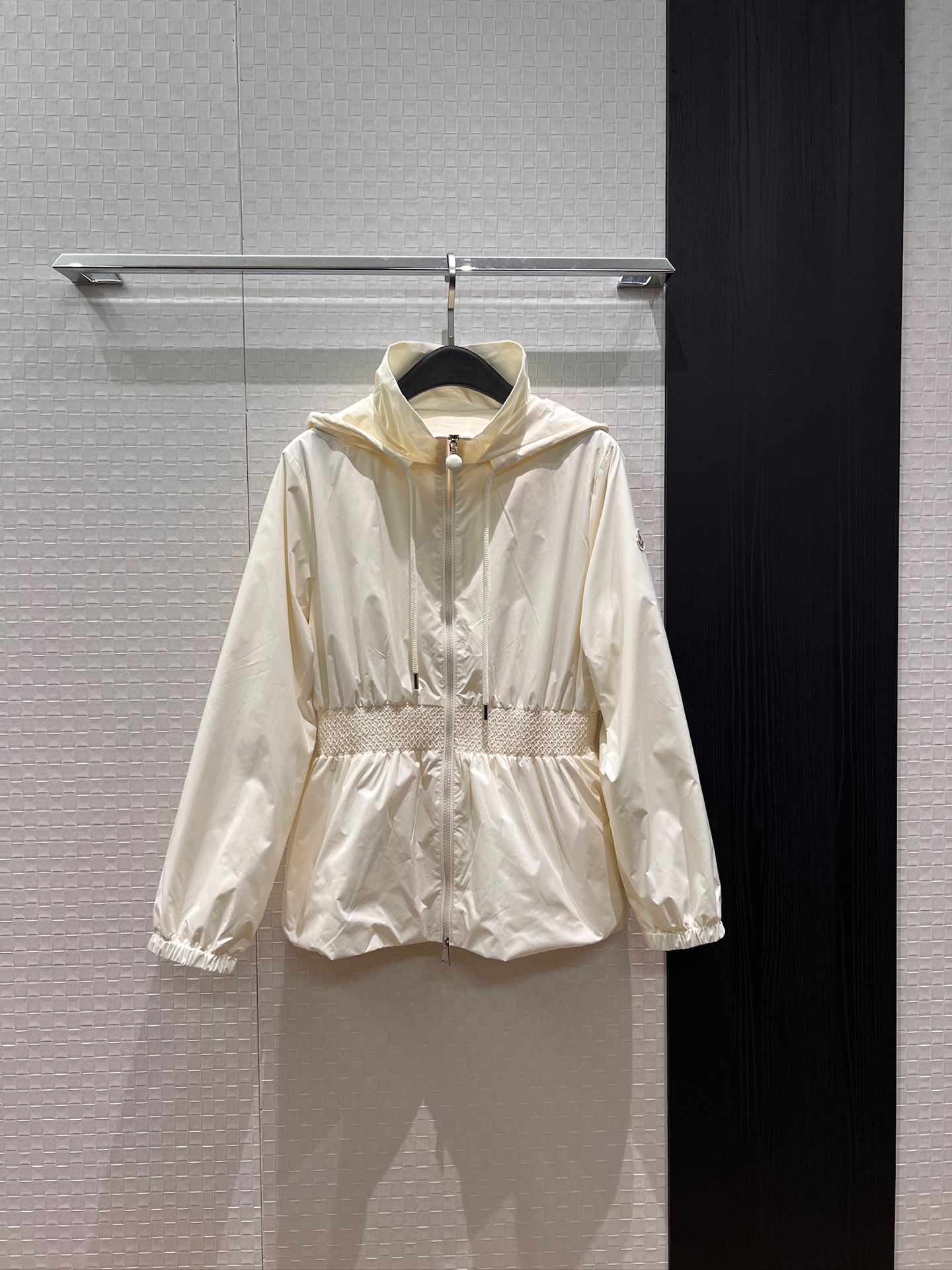 NO:804375,New style hooded windbreaker jacket with heavy-duty collar, elastic waist design and pockets on both sides. Classic logo armband decoration. Windproof and sun protection. Casual, loose and sporty to reduce age. Pink, dark blue and white. MLXL,,Moncler,jackets & coats,hats,19860909新款冲冲蒙口连帽风衣外套 重工打揽松紧收腰设计两侧有口袋 经典logo袖标装饰 防风防晒 休闲宽松运动减龄 粉色深蓝白色 MLXL,,Moncler,jackets & coats,hats,,Women's clothing