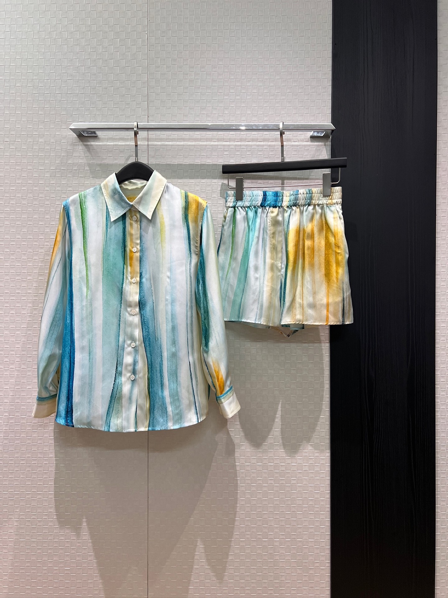 NO:831201,Shirts and shorts, new ink smudged printed silk twill shirt, twill silk shorts, elastic waist, pockets on both sides, commuting and casual, old money style, lazy, age-reducing temperament, can be worn as a set or separately S-XL,,shorts,real silk,19860909衬衣短裤新款水墨晕染印花真丝斜纹衬衣斜纹真丝短裤松紧腰 两侧有口袋 通勤休闲 老钱风慵懒 气质减龄 可一套或分开搭 S-XL,,shorts,real silk,,Women's clothing