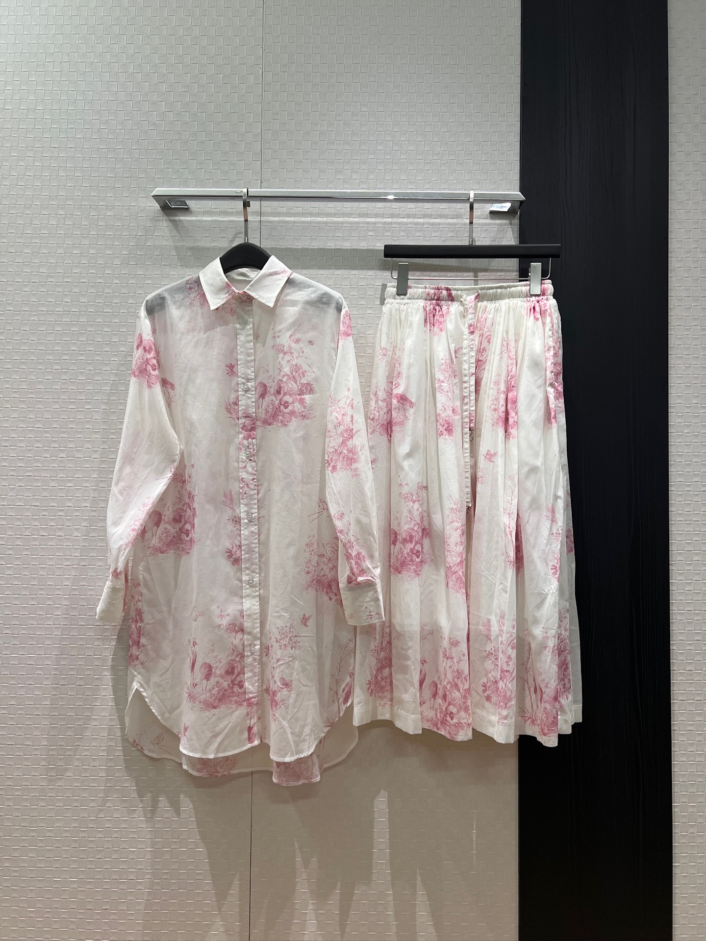 NO:831170,New style of lazy vacation, positioning floral print, classic lapel long shirt, sun protection shirt, hem short in front and long in back, cotton and linen print, fashionable and casual, can be paired with the same skirt S-XL,,skirts,19860909新款度假慵懒 定位花卉印花经典翻领长款衬衣 防晒衫 下摆前短后长棉麻印花 时尚休闲 可搭同款半裙S-XL,,skirts,,Women's clothing
