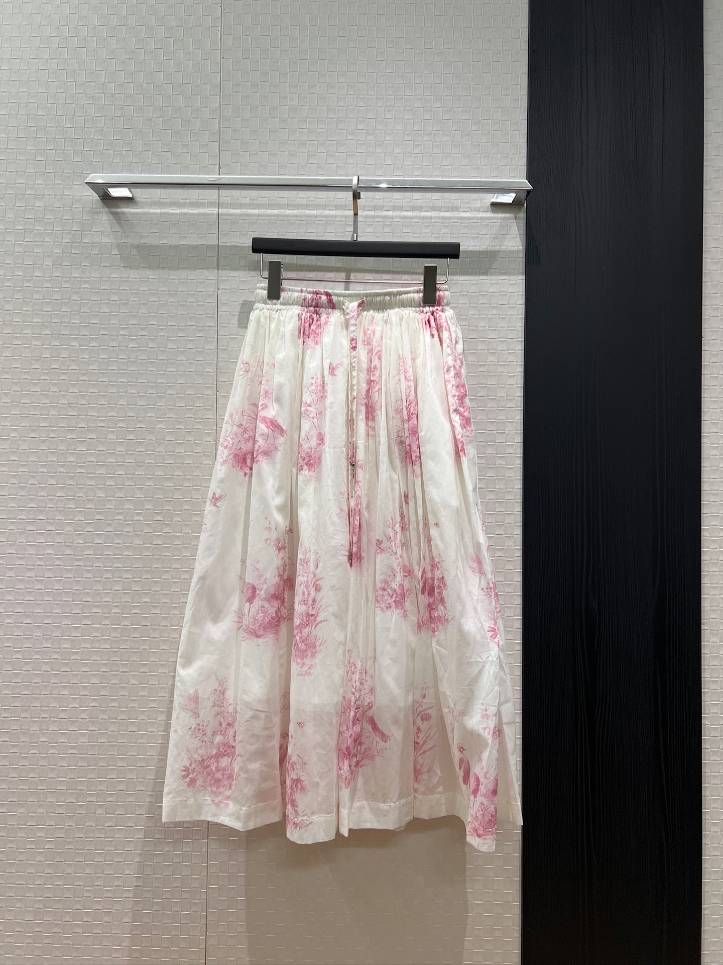 NO:831155,New holiday floral print skirt. Classic cotton and linen fabric with CD drawstring and elastic waist. Can be worn with the same shirt. There are pockets on both sides. Versatile temperament. Must-have S-XL for vacation and age reduction. Skirts,19860909新款度假花卉印花半裙 经典棉麻面料CD抽绳装饰松紧腰 可搭同款衬衣两侧有口袋 气质百搭 度假减龄必备S-XL,,skirts,,Women's clothing