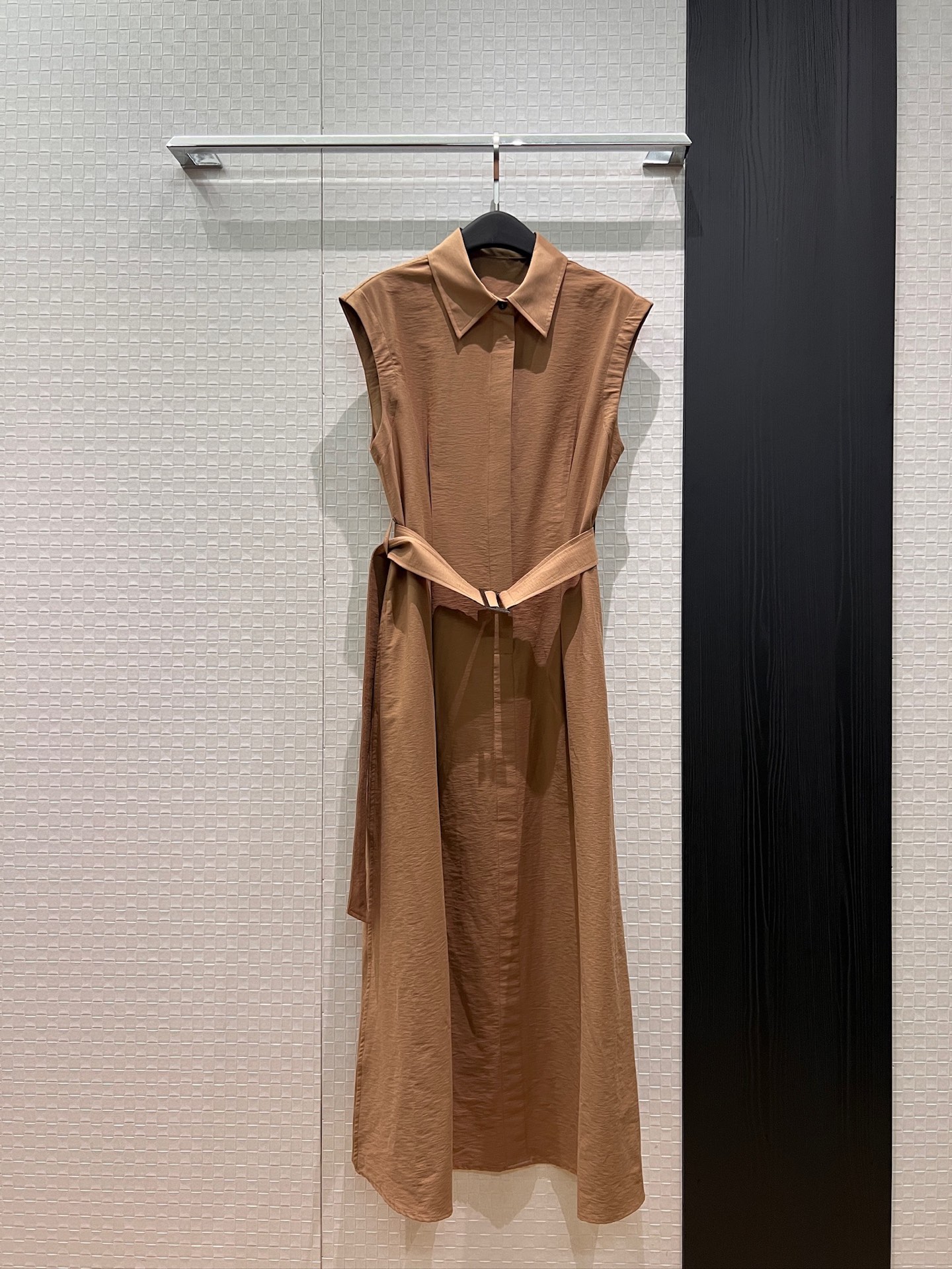 NO:831084,New BC lapel sleeveless vest dress. Classic bead chain decoration on the back neck of the long skirt. Matched with a belt of the same color. Waist slimming with pockets on both sides. Single breasted. Brown white. SML,,skirts,19860909新款BC翻领无袖背心连衣裙 长裙后领经典珠链装饰 搭配同色腰带 收腰显瘦两侧口袋 单排扣 咖色白色 SML,,skirts,,Women's clothing