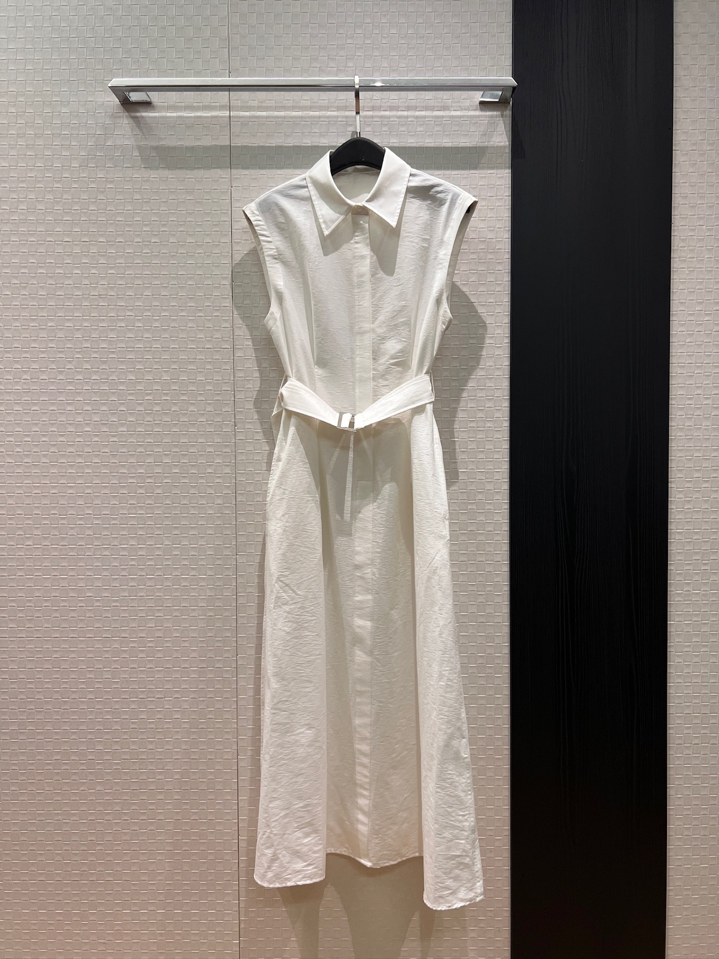 NO:831139,New BC lapel sleeveless vest dress. Classic bead chain decoration on the back neck of the long skirt. Matched with a belt of the same color. Waist slimming with pockets on both sides. Single breasted. Brown white. SML,,skirts,19860909新款BC翻领无袖背心连衣裙 长裙后领经典珠链装饰 搭配同色腰带 收腰显瘦两侧口袋 单排扣 咖色白色 SML,,skirts,,Women's clothing
