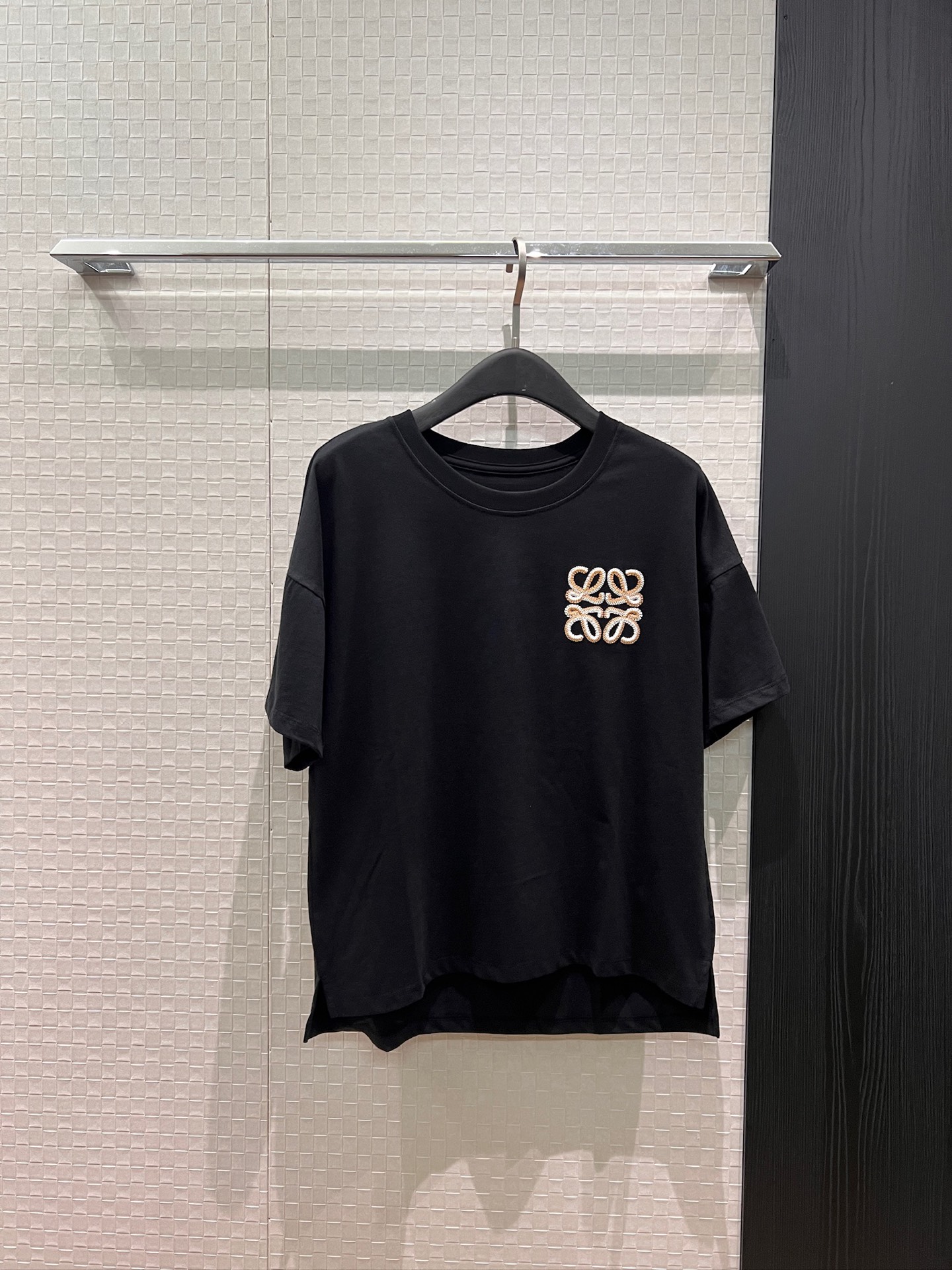 NO:831128,New LOEWE embroidered classic logo T-shirt, loose and casual, hem slit to reduce age and versatile, black and white SML,,loewe,tees,t-shirt,19860909新款LOEWE刺绣经典logo徽标T恤宽松休闲 下摆开叉减龄百搭 黑色白色 SML,,loewe,tees，t-shirt,,Women's clothing