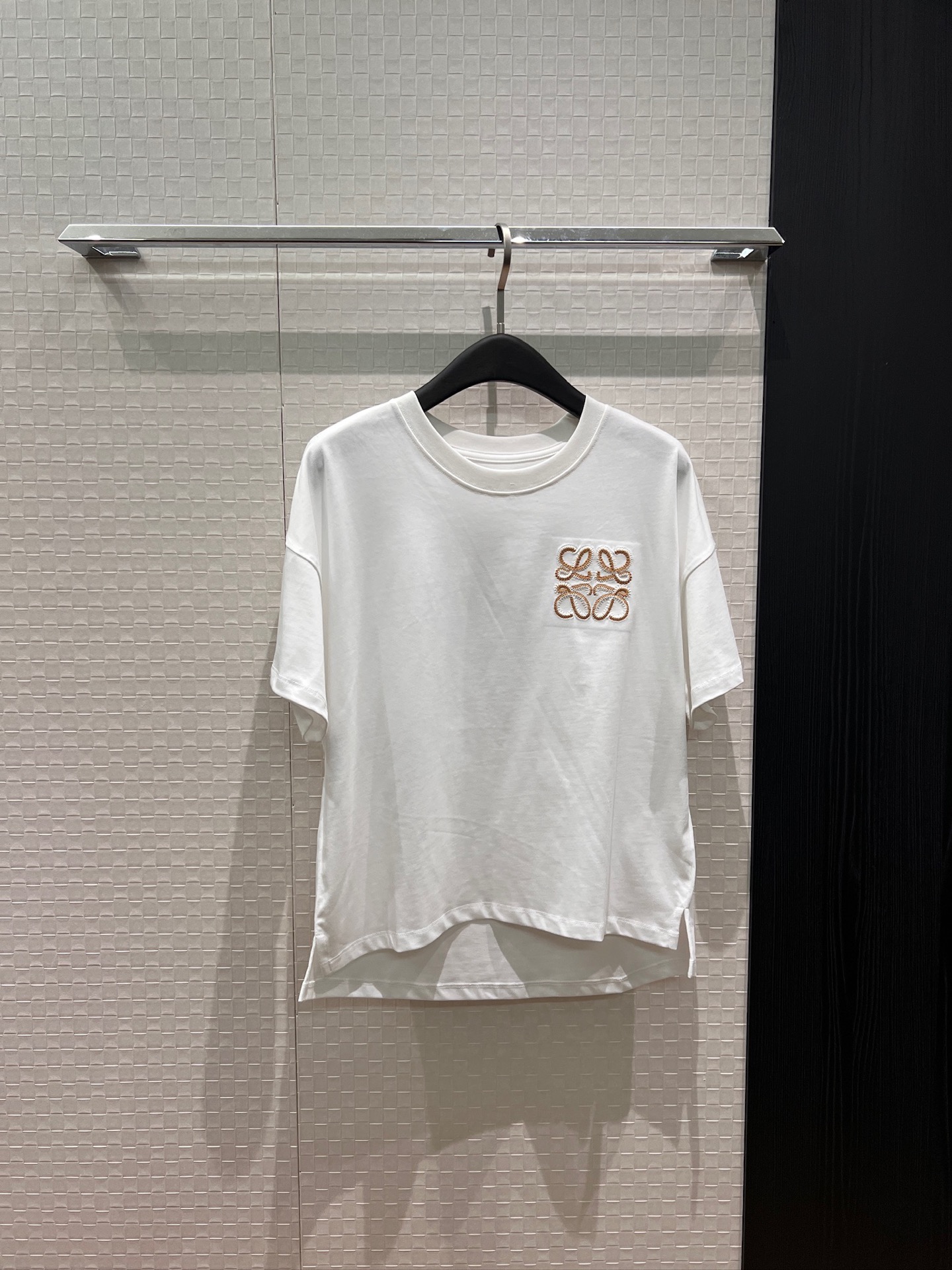 NO:831113,New LOEWE embroidered classic logo T-shirt, loose and casual, hem slit to reduce age and versatile, black and white SML,,loewe,tees,t-shirt,19860909新款LOEWE刺绣经典logo徽标T恤宽松休闲 下摆开叉减龄百搭 黑色白色 SML,,loewe,tees，t-shirt,,Women's clothing