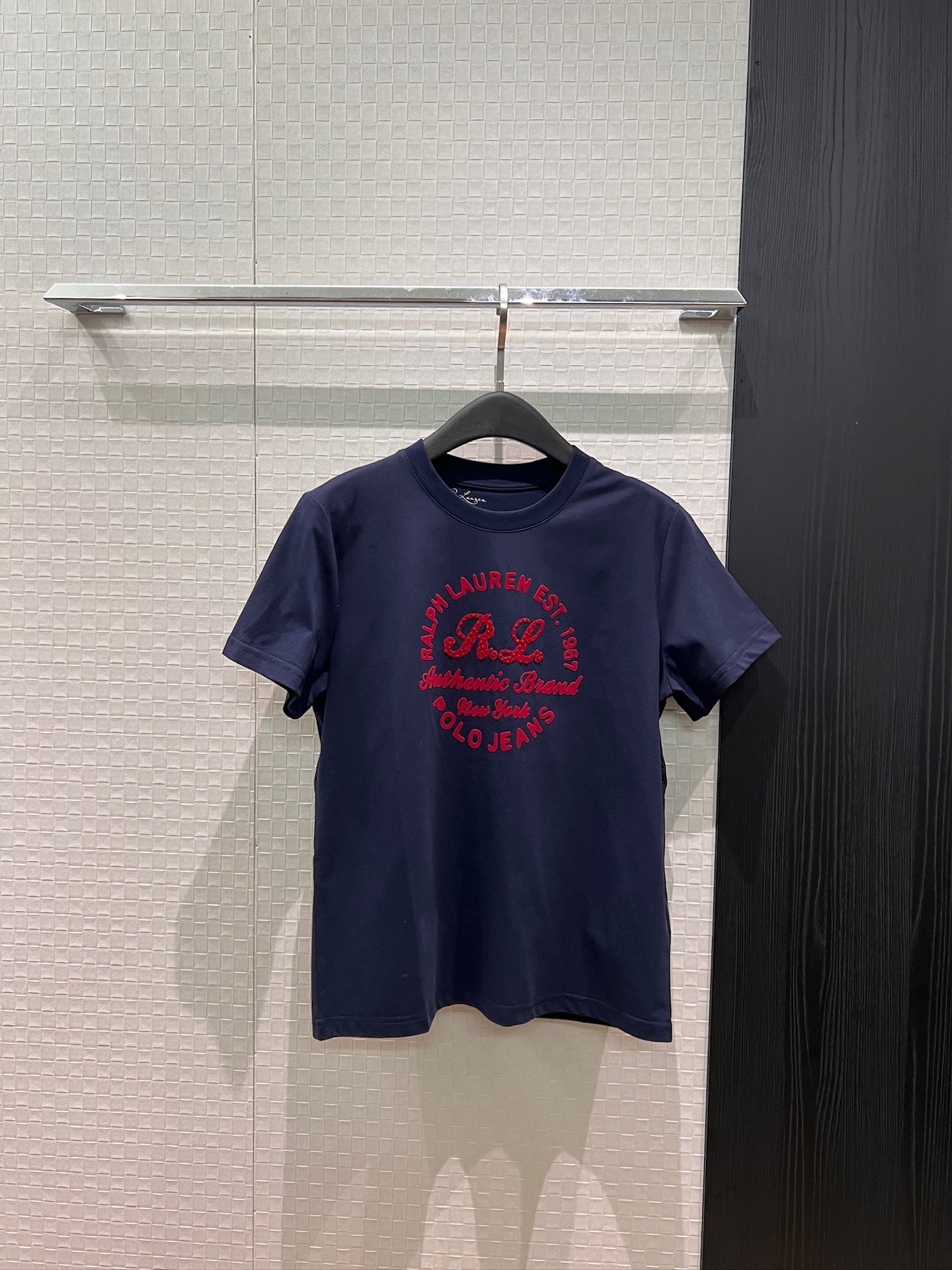 NO:831099,New flocked beaded logo T-shirt, shoulder slim, refreshing and age-reducing, dark blue, white, yellow, SML,,tees,t-shirt,19860909新款植绒钉珠logoT恤 正肩修身清爽减龄 深蓝白色黄色 SML,,tees，t-shirt,,Women's clothing
