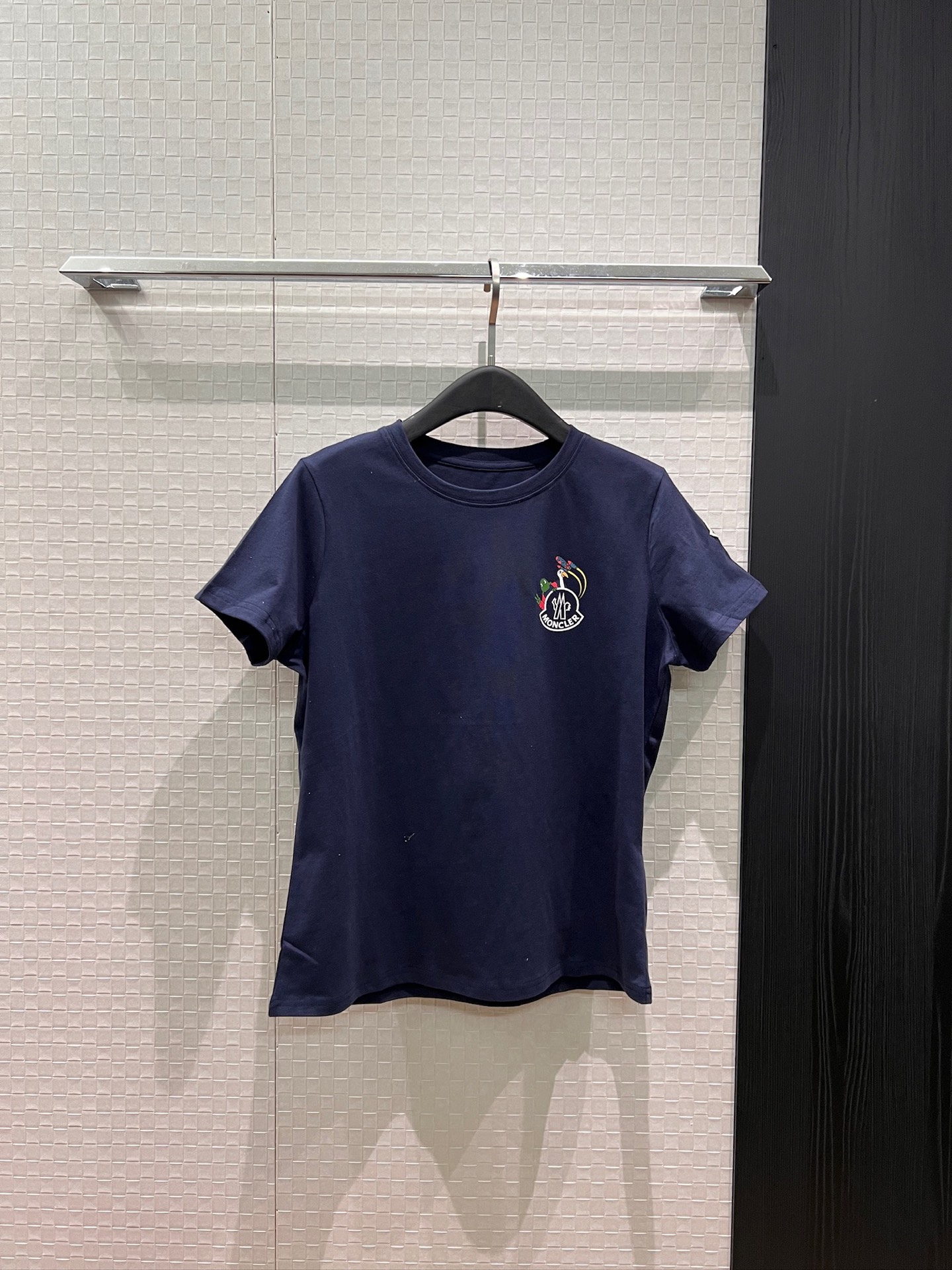 NO:831092,New type of masked T-shirt with cute logo on the chest, classic badge armband, casual and versatile, dark blue and white, MLXL, Moncler, tees, t-shirt,19860909新款蒙口 胸前logo可爱徽章T恤经典徽章袖标休闲百搭 深蓝白色 MLXL,,Moncler,tees，t-shirt,,Women's clothing