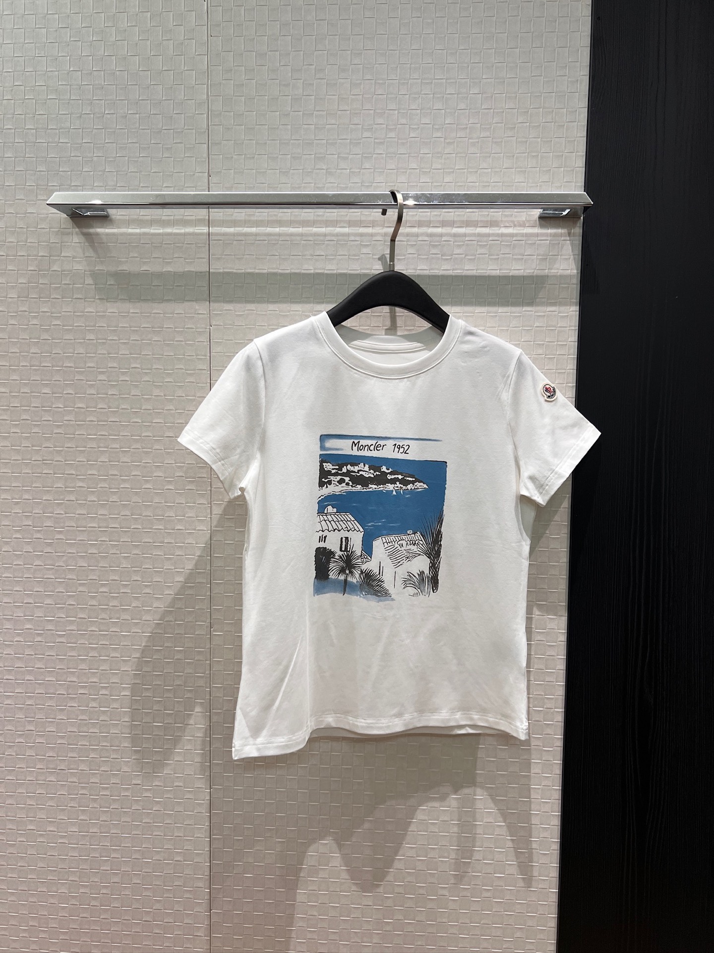 NO:831142,New style Moncler holiday island printed T-shirt classic badge armband casual and versatile MLXL, Moncler, tees, t-shirt,19860909新款蒙口 度假海岛印花T恤经典徽章袖标休闲百搭 MLXL,,Moncler,tees，t-shirt,,Women's clothing