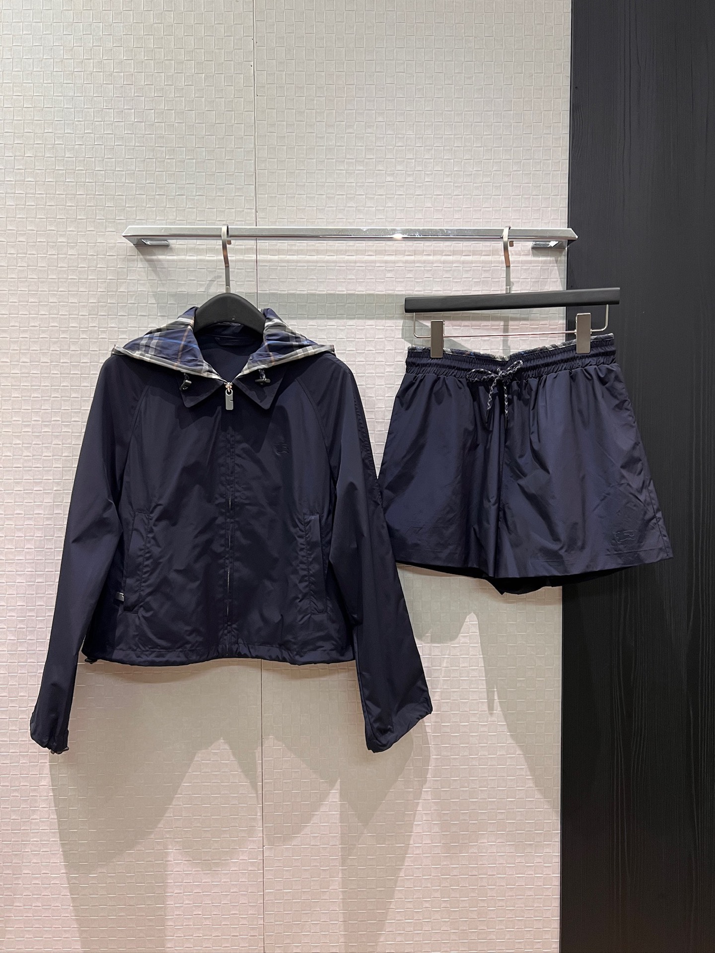 NO:831131,The new jacket and shorts recommended are the same style as Zhang Jingyi. Jacket with watermark war horse logo. Plaid hooded lapel jacket with elastic waist and drawstring. Plaid shorts with detachable hood. Hardware accessories. Open molded hem drawstring to adjust the waist. Sports windproof and sunscreen. Can be matched with suits. Can be salty or sweet. Dark blue and pink. SML,,shorts,jackets & coats,hats,19860909外套短裤新款推荐张婧仪同款 水印战马logo冲锋衣 格纹连帽翻领外套松紧腰抽绳 拼格纹短裤帽子可拆卸 五金配件开模下摆抽绳调节收腰 运动防风防晒 可套装搭配 可盐可甜 深蓝粉色 SML,,shorts,jackets & coats,hats,,Women's clothing