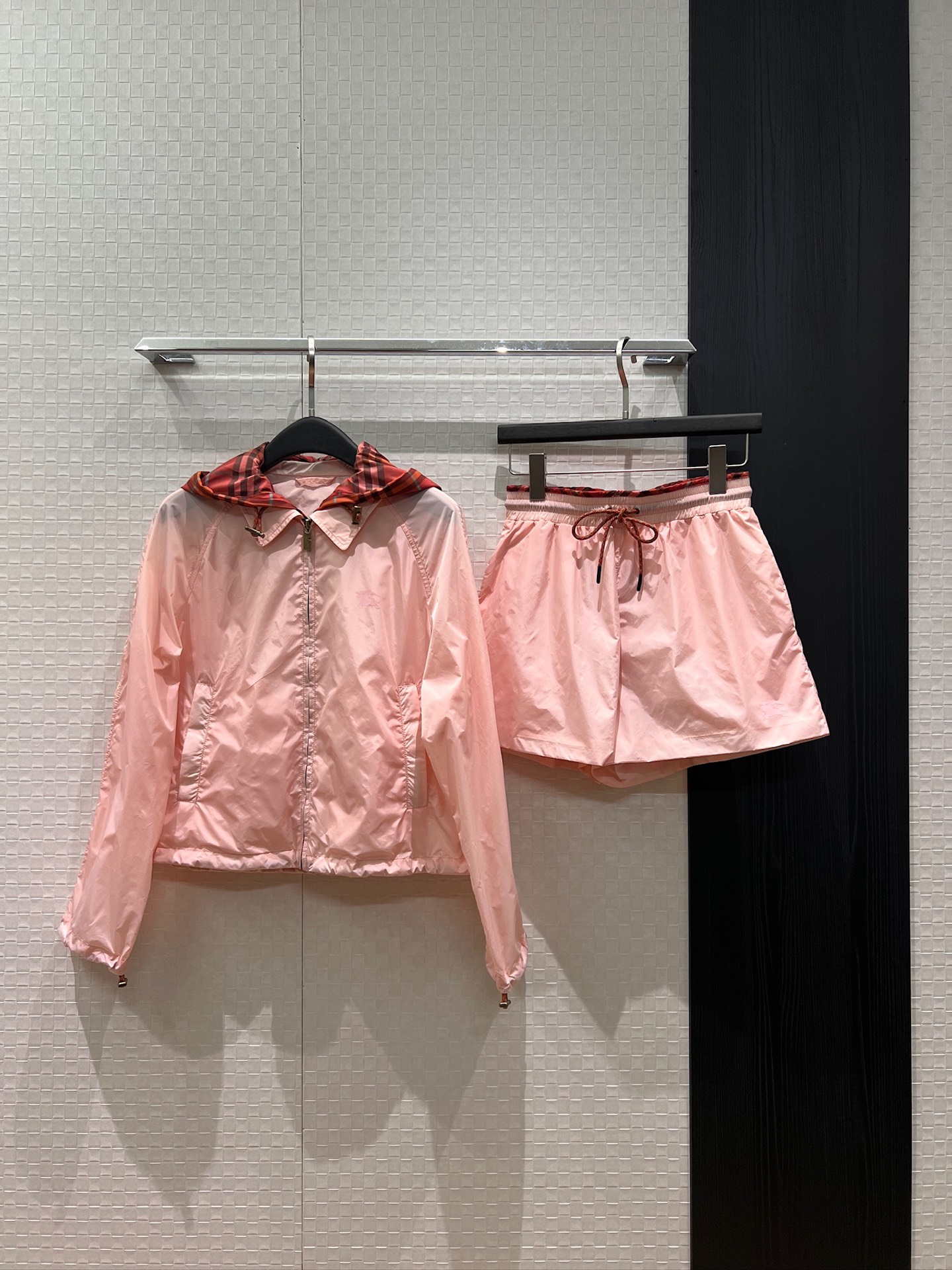 NO:831117,The new jacket and shorts recommended are the same style as Zhang Jingyi. Jacket with watermark war horse logo. Plaid hooded lapel jacket with elastic waist and drawstring. Plaid shorts with detachable hood. Hardware accessories. Open molded hem drawstring to adjust the waist. Sports windproof and sunscreen. Can be matched with suits. Can be salty or sweet. Dark blue and pink. SML,,shorts,jackets & coats,hats,19860909外套短裤新款推荐张婧仪同款 水印战马logo冲锋衣 格纹连帽翻领外套松紧腰抽绳 拼格纹短裤帽子可拆卸 五金配件开模下摆抽绳调节收腰 运动防风防晒 可套装搭配 可盐可甜 深蓝粉色 SML,,shorts,jackets & coats,hats,,Women's clothing