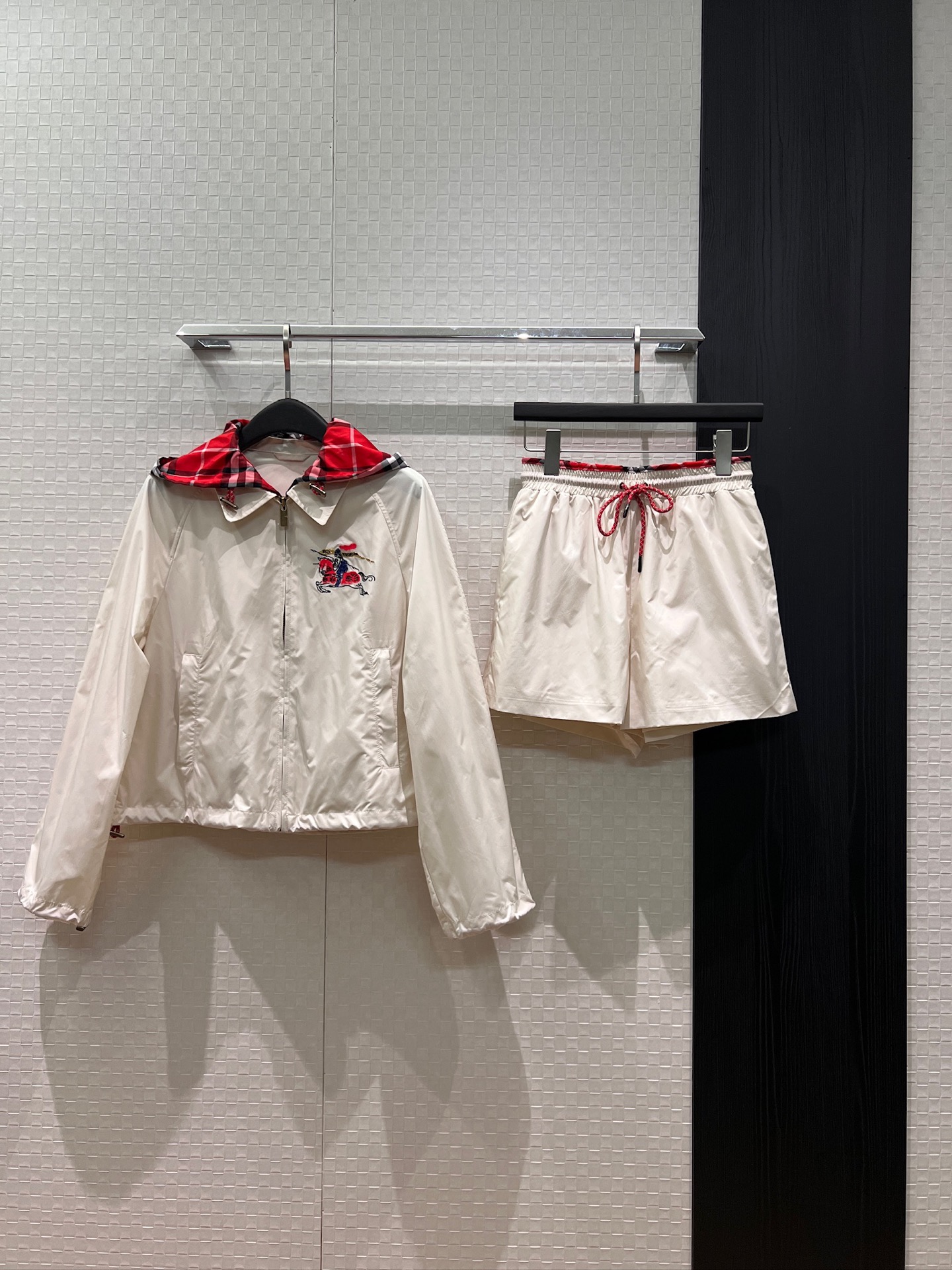 NO:831105,The new style of jacket and shorts is recommended. Jacket with embroidered war horse logo. Plaid hooded lapel jacket with elastic waist and drawstring. Plaid pattern shorts with detachable hood. Hardware accessories. Open molded hem drawstring to adjust the waist. Sports windproof and sunscreen. Can be matched with suits. Salty or sweet. SML,,shorts,jackets & coats,hats,19860909外套短裤新款推荐刺绣战马logo冲锋衣 格纹连帽翻领外套松紧腰抽绳 拼格纹短裤帽子可拆卸 五金配件开模下摆抽绳调节收腰 运动防风防晒 可套装搭配 可盐可甜 SML,,shorts,jackets & coats,hats,,Women's clothing