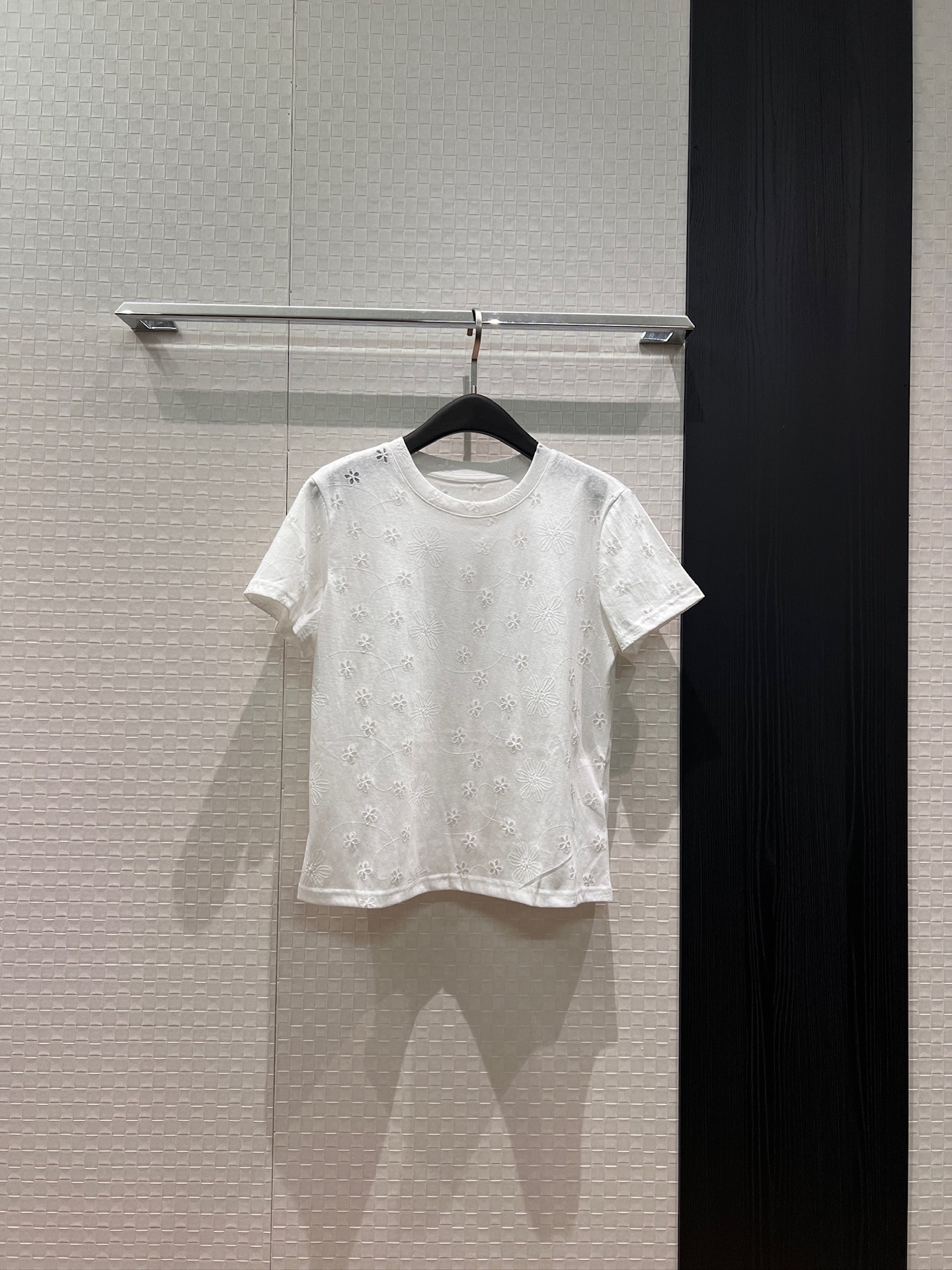 NO:832591,New embroidered flower jacquard T-shirt, cute, age-reducing, casual and versatile SML,,tees,t-shirt,19860909新款刺绣花朵提花T恤 可爱减龄休闲百搭 SML,,tees，t-shirt,,Women's clothing