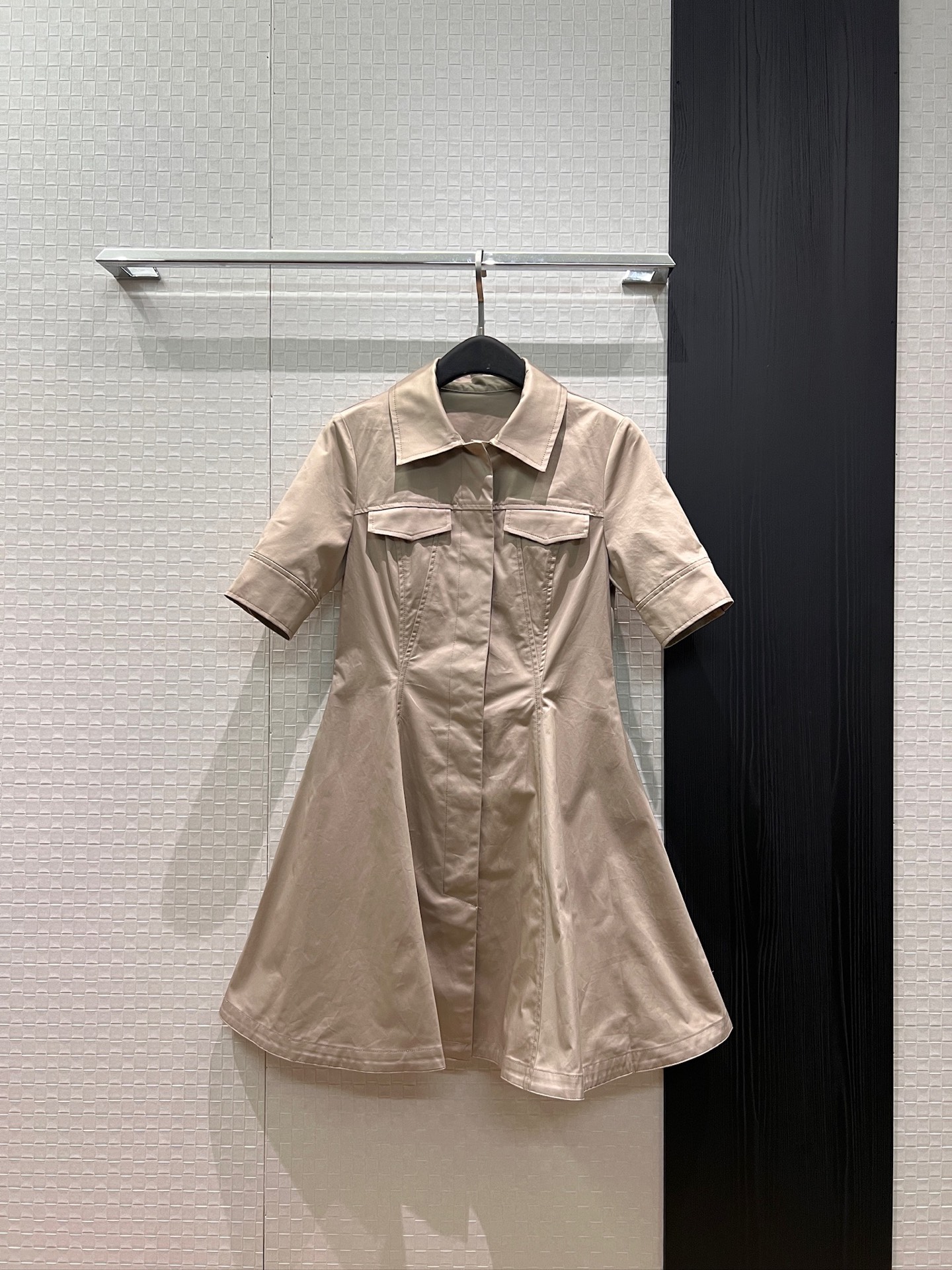 NO:832579,New khaki three-dimensional tailoring and splicing. Waist dress with lapel and short sleeves. Chest flap pocket decoration. Slim and minimalist. SML,,skirts,T-shirt,19860909新款卡其立体剪裁拼接 收腰连衣裙翻领短袖 胸前翻盖口袋装饰 修身显瘦极简百搭 SML,,skirts,T-shirt,,Women's clothing
