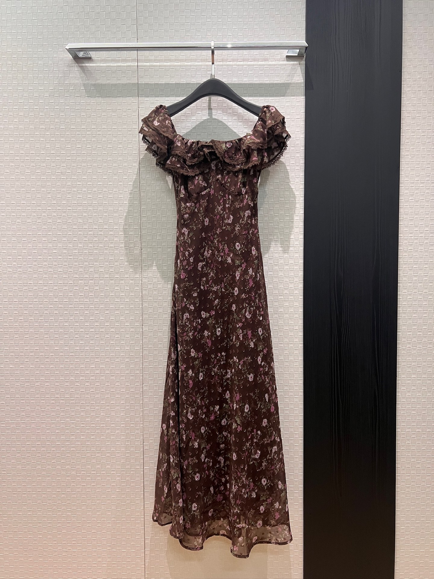 NO:832636,New French retro style lace ruffled one-line collar dress. Brown floral long skirt slimming and slimming. A must-have for paper people. The first choice for vacation. SmL,,skirts,19860909新款法式复古拼蕾丝荷叶边一字领连衣裙 咖色碎花长裙修身显瘦 纸片人必备 度假首选SmL,,skirts,,Women's clothing