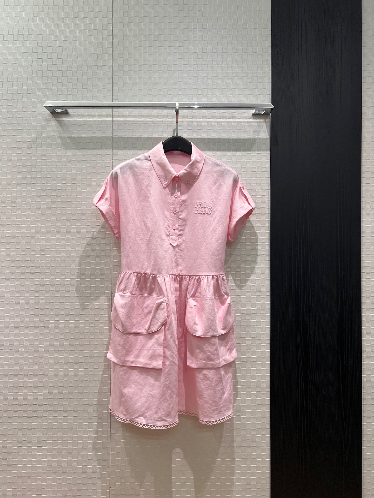 NO:832620,The new recommendation is miu cute linen dress with lapels, belted with pleated waist decoration, rolled shoulder sleeves design, patch embroidered logo letters on the chest, three-dimensional large pockets on both sides, casual and fashionable, commuting to reduce age, pink and white SML,,miumiu,skirts,19860909新款推荐miu系可爱翻领亚麻连衣裙 系腰带褶皱收腰装饰 卷边落肩袖设计胸前贴布绣logo字母 两侧立体大口袋休闲时尚 通勤减龄 粉色白色 SML,,miumiu,skirts,,Women's clothing