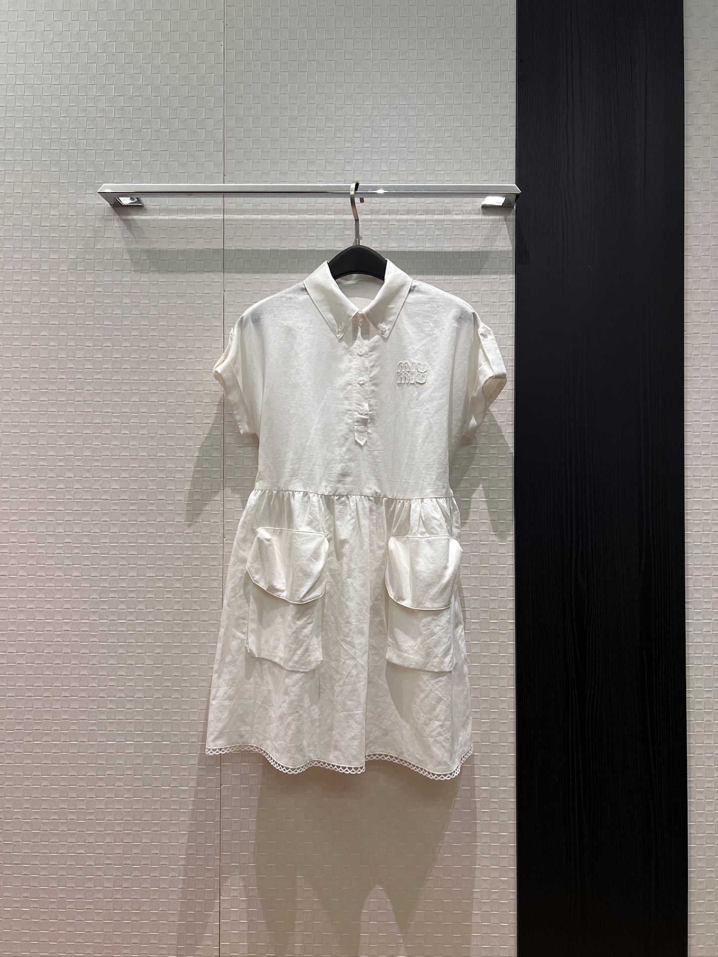 NO:832604,The new recommendation is miu cute linen dress with lapels, belted with pleated waist decoration, rolled shoulder sleeves design, patch embroidered logo letters on the chest, three-dimensional large pockets on both sides, casual and fashionable, commuting to reduce age, pink and white SML,,miumiu,skirts,19860909新款推荐miu系可爱翻领亚麻连衣裙 系腰带褶皱收腰装饰 卷边落肩袖设计胸前贴布绣logo字母 两侧立体大口袋休闲时尚 通勤减龄 粉色白色 SML,,miumiu,skirts,,Women's clothing