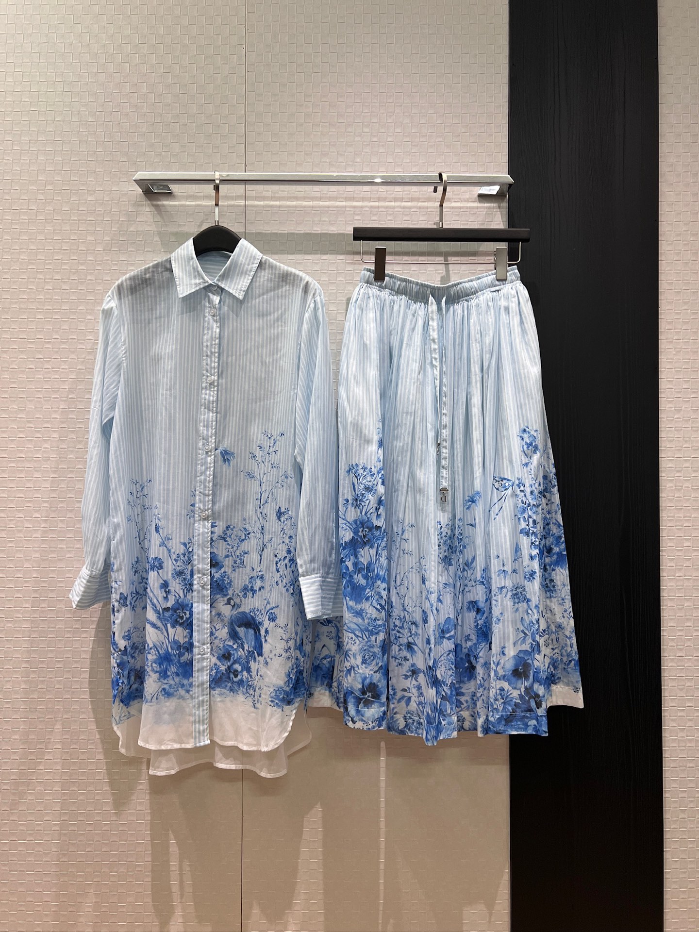 NO:834709,New style of lazy holiday, striped blue and white porcelain print, classic lapel long shirt, sun protection shirt, hem short in front and long in back, cotton and linen print, fashionable and casual, can be matched with the same skirt S-XL,,skirts,19860909新款度假慵懒 条纹青花瓷印花经典翻领长款衬衣 防晒衫 下摆前短后长棉麻印花 时尚休闲 可搭同款半裙S-XL,,skirts,,Women's clothing