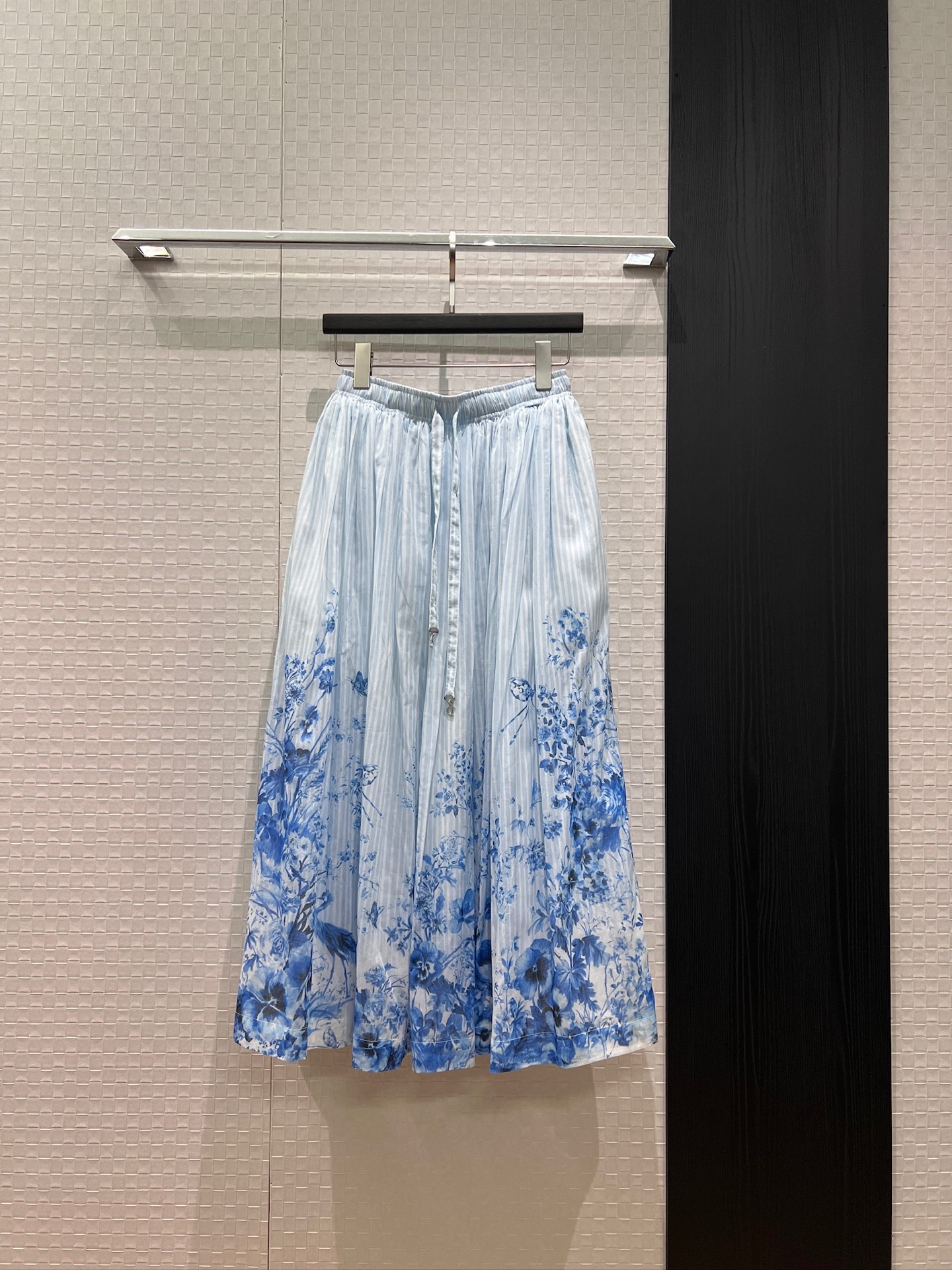 NO:834650,New striped blue and white porcelain printed skirt. Classic cotton and linen fabric with CD drawstring decoration and elastic waist. Can be worn with the same shirt. There are pockets on both sides. Versatile temperament. Must-have S-XL for vacation and age reduction. Skirts,19860909新款条纹青花瓷印花半裙 经典棉麻面料CD抽绳装饰松紧腰 可搭同款衬衣两侧有口袋 气质百搭 度假减龄必备S-XL,,skirts,,Women's clothing