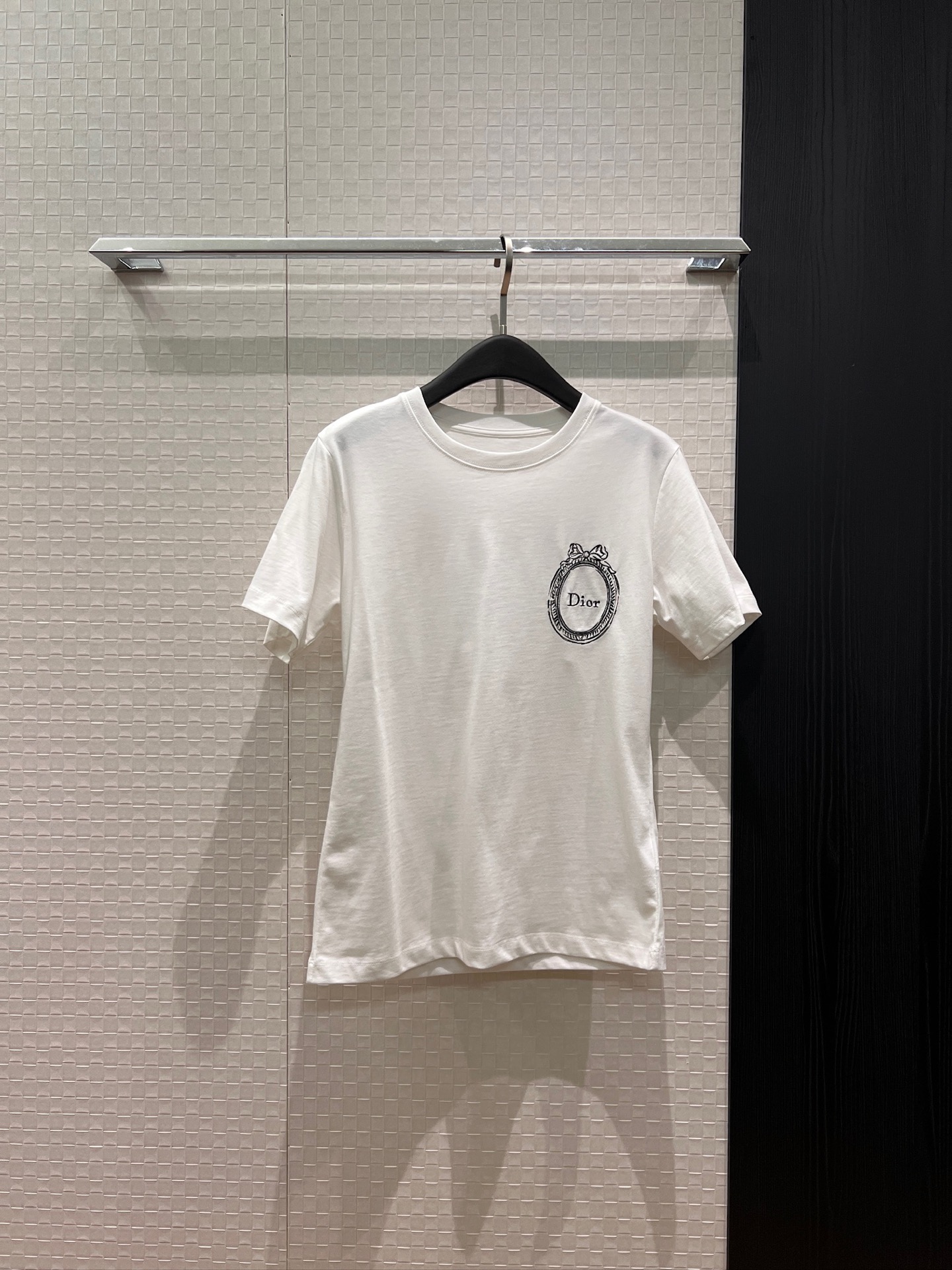 NO:834679,New style Wang Churan's same magic mirror embroidered badge T-shirt, simple and casual, versatile for age reduction, SML, tees, t-shirt,19860909新款 王楚然同款魔镜刺绣徽章T恤 简单休闲 减龄百搭SML,,tees，t-shirt,,Women's clothing